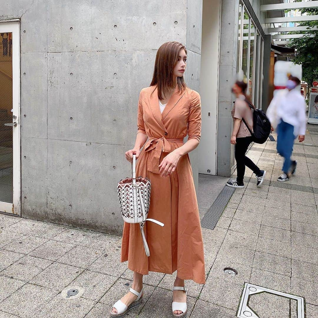 得あゆさんのインスタグラム写真 - (得あゆInstagram)「久しぶりにオレンジ🧡🍊 着てみたっ🍊🧡🍊🧡 可愛いワンピース→ @libjoie ・ barretteもオレンジ🍊🧡 ・ ・ ・ ・ ・ ・ ・ ・ ・ ・ ・ ・ ・ ・ #libjoie#ロングワンピ#ワンピース#ワンピ#オレンジ#ガウン#お買い物#シンプル#シンプルコーデ#シンプルな暮らし#サンダル#イヤリング#夏服#夏#インスタ映え#カメラ女子#バレッタ#ホワイトコーデ#撮影#大人可愛い#大人カジュアル#カゴバッグ#shopping#gown#barrette#orange#summertime#onepiece#sandal#simplefashion」6月24日 22時29分 - tokuayu819