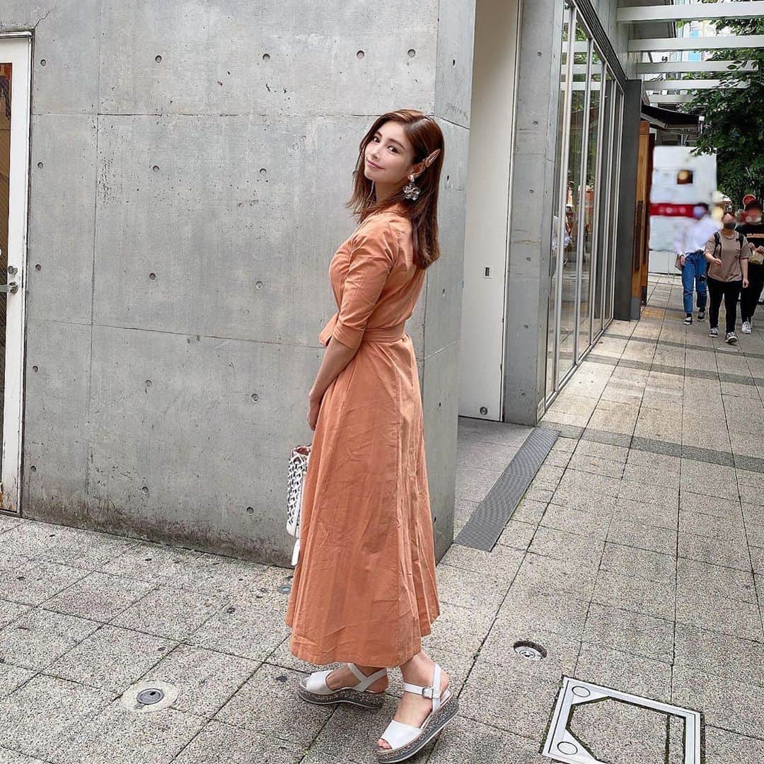 得あゆさんのインスタグラム写真 - (得あゆInstagram)「久しぶりにオレンジ🧡🍊 着てみたっ🍊🧡🍊🧡 可愛いワンピース→ @libjoie ・ barretteもオレンジ🍊🧡 ・ ・ ・ ・ ・ ・ ・ ・ ・ ・ ・ ・ ・ ・ #libjoie#ロングワンピ#ワンピース#ワンピ#オレンジ#ガウン#お買い物#シンプル#シンプルコーデ#シンプルな暮らし#サンダル#イヤリング#夏服#夏#インスタ映え#カメラ女子#バレッタ#ホワイトコーデ#撮影#大人可愛い#大人カジュアル#カゴバッグ#shopping#gown#barrette#orange#summertime#onepiece#sandal#simplefashion」6月24日 22時29分 - tokuayu819