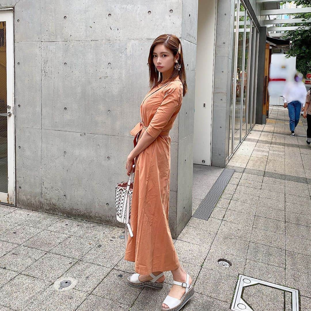 得あゆさんのインスタグラム写真 - (得あゆInstagram)「久しぶりにオレンジ🧡🍊 着てみたっ🍊🧡🍊🧡 可愛いワンピース→ @libjoie ・ barretteもオレンジ🍊🧡 ・ ・ ・ ・ ・ ・ ・ ・ ・ ・ ・ ・ ・ ・ #libjoie#ロングワンピ#ワンピース#ワンピ#オレンジ#ガウン#お買い物#シンプル#シンプルコーデ#シンプルな暮らし#サンダル#イヤリング#夏服#夏#インスタ映え#カメラ女子#バレッタ#ホワイトコーデ#撮影#大人可愛い#大人カジュアル#カゴバッグ#shopping#gown#barrette#orange#summertime#onepiece#sandal#simplefashion」6月24日 22時29分 - tokuayu819