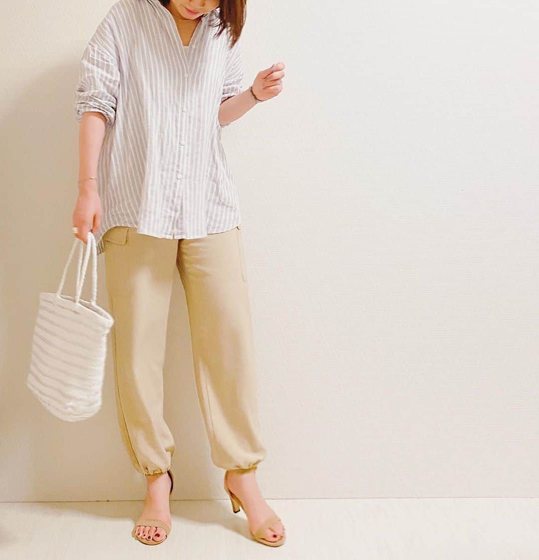 aiaiのインスタグラム：「UNIQLOリネンシャツにカーゴパンツ  リネンシャツはXXLにしてみました。  @uniqlo  @uniqlo_with  @uniqlo_ginza  #プレミアムリネンシャツ  #ルーズフィットカーゴジョガーパンツ  コーデの詳細はブログに書いています  𖤐𖤐𖤐𖤐  #fashion#outfit#style#coordinate#instagood#ootd#pic#instapic#コーデ#コーディネート#スタイリング#プチプラコーデ#本日のコーデ#大人カジュアル#プチプラ  #カジュアル #アラフォー #アラフォーコーデ #アラフォーファッション#uniqlo #ユニクロ #ユニクロコーデ #ユニジョ #上下ユニクロ部 #サンダルコーデ #リネンシャツ #カーゴパンツ」