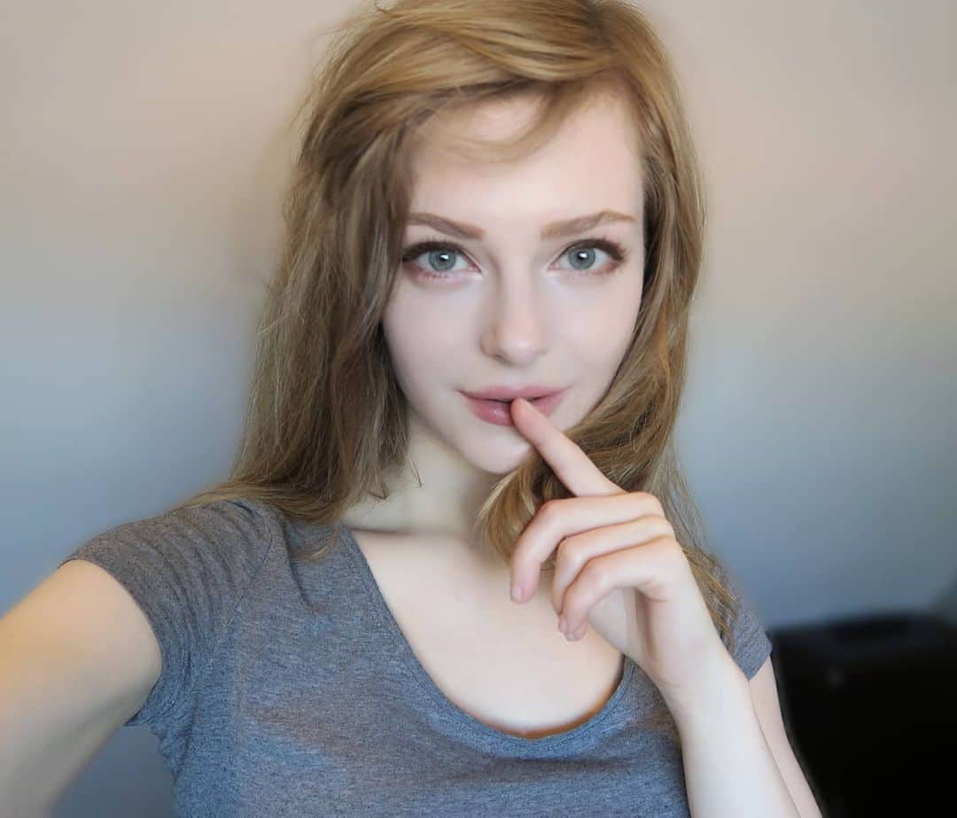 Ella Freyaのインスタグラム：「A walking contradiction  #😞 #alien」