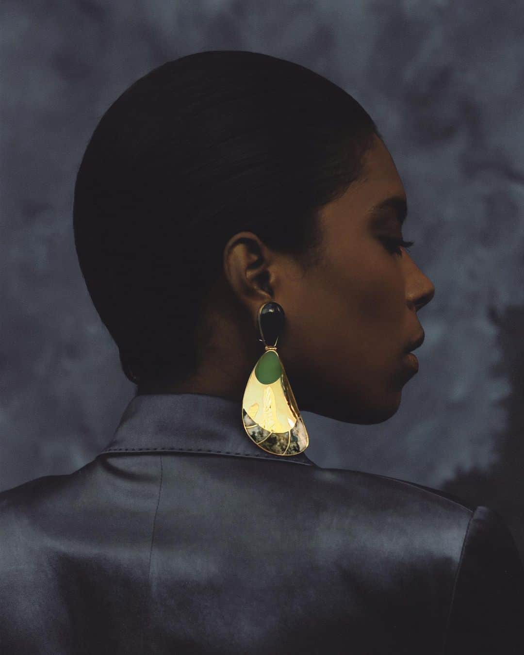 Monica Sordoのインスタグラム：「Midnight #1 by @mlshbts - The Garzón Earrings in black onyx, jade and Dalmatian Jasper. • • Inspire on the Caribbean mussel shells, their properties, colors and sculptural volumes. • • Muse @fernoleiferrrg / Hair and MUA @judith.padron」