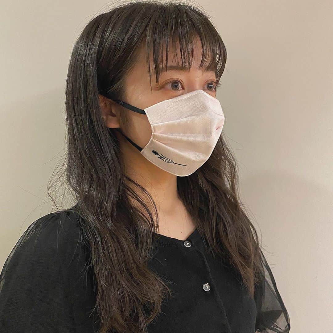 川上千尋さんのインスタグラム写真 - (川上千尋Instagram)「ついにファッションマスクGET!!!﻿ ﻿ ﻿ シンプルでワンポイントが入ってるどんな服装にも合わせやすいものにしました😷﻿ ﻿ 薄ピンクかわいいし、﻿ 口元の布はシルクらしいです！ｺｳｷｭｳｯｯ﻿ お肌に優しい〜やつです😷😷﻿ ﻿ これからの人生マスクは必需品になりそうですが、みんなは洗えるマスク持ってますか？♡﻿ ﻿ 今日の　#ちひコーデ　🌷﻿ mask: @mask.wear.tokyo  #マスクに個性を #maskweartokyo #ひとつ持っておくと便利なやつ #マスク女子 #なんかおしゃれになった気分」6月24日 22時37分 - this_chihhi