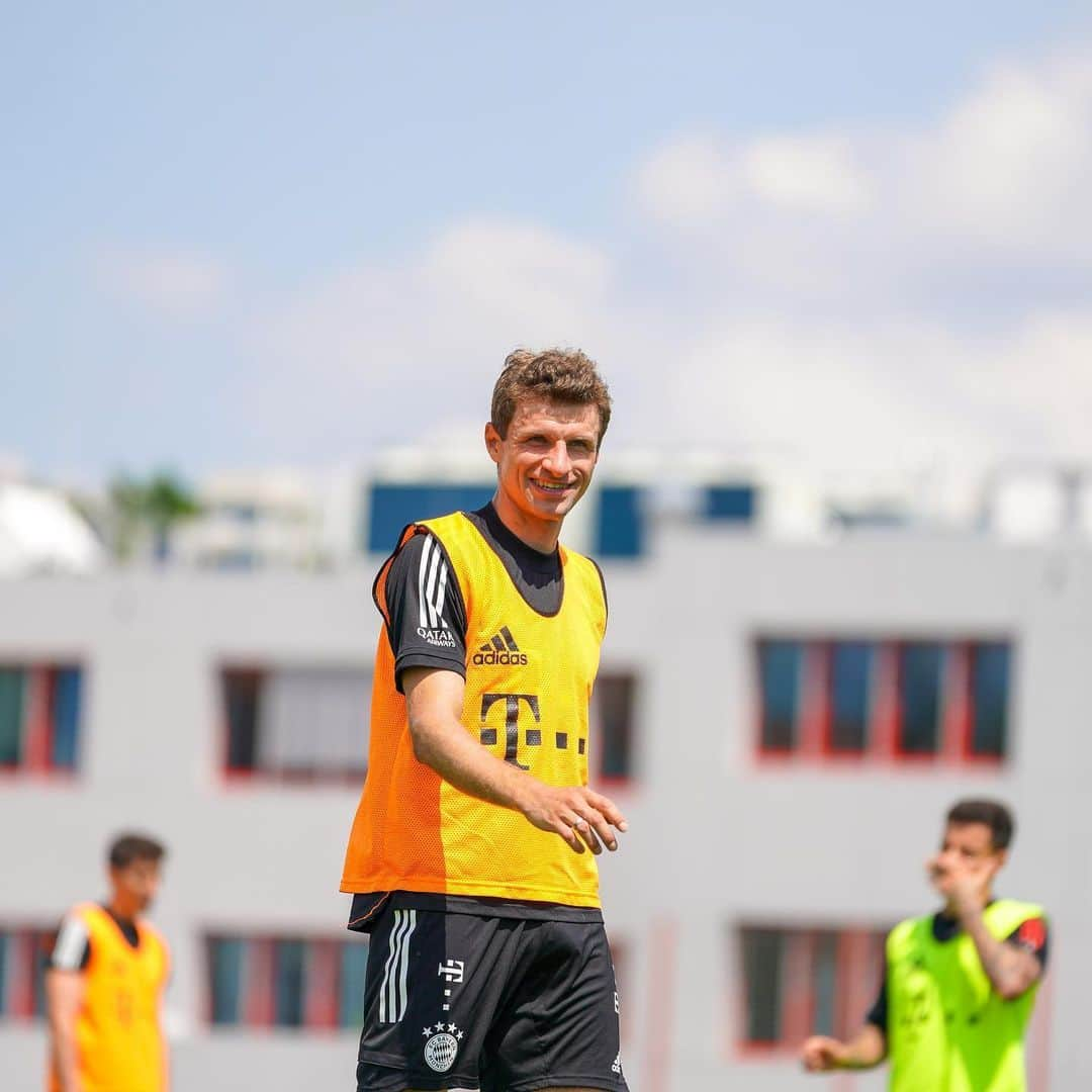 トーマス・ミュラーさんのインスタグラム写真 - (トーマス・ミュラーInstagram)「Hands up! 😁 We are waiting for the 🏵 at the match #wobfcb ⚽️. Three days to go... 👍🏼 #fcbayern #meisterschaft #bundesliga #miasanmeister #saisonabschluss #ranandiesalatschüssel #esmuellert」6月24日 22時47分 - esmuellert