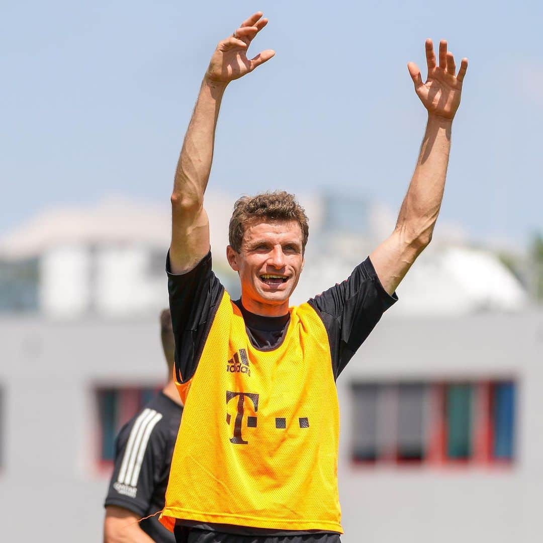 トーマス・ミュラーのインスタグラム：「Hands up! 😁 We are waiting for the 🏵 at the match #wobfcb ⚽️. Three days to go... 👍🏼 #fcbayern #meisterschaft #bundesliga #miasanmeister #saisonabschluss #ranandiesalatschüssel #esmuellert」
