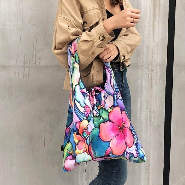 ラレイアのインスタグラム：「🌺 再入荷してます😍🤎 Colleen Wilcoxアートデザインのワンショルダートートバッグ✨ ・ こちらは小さくコンパクトにもなります❤︎ サブバッグとしておすすめ👌💕 ・ ・ ・ ---La Leia Precious Life(ラレイア)--- @laleia_official ・ 楽天市場店 https://www.rakuten.co.jp/laleia-p-life/ ・ au wowma店 https://wowma.jp/user/52666346 ・ Yahooショッピング店 https://shopping.geocities.jp/laleia-p-life/ ・ ・ @laleia_official  @colleenwilcoxgallery_jp  #colleenwilcox#art#hawaii#aloha#surf#beach#laleia#ハワイ#フォトジェニック#インスタ映え#インスタ女子#アロハ#ビーチ#海を感じる雑貨#ラレイア#アート#ビーチガール#サーフスタイル#大人カジュアル#バッグ #コリーンウィルコックス#ギフト#プレゼント」