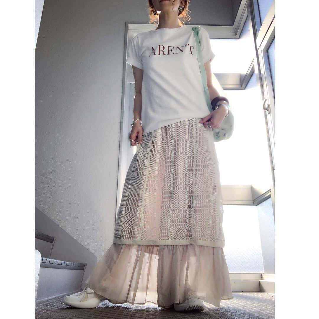 のインスタグラム：「⋆*❁*⋆*❁*⋆*❁*⋆*❁*⋆*❁* ・ ・ 夏はTシャツが何枚あってもいいね🤍 このTはめちゃくちゃしっかりしてて、ホント高見え‧✧̣̥̇‧ ・ ・ ・ ・ T➸ #トップス：#pierrot #ピエロアンバサダー @pierrot_shop (b1912-011421) トップページのURLから掲載商品を選んで飛んでみてね*⋆✈ dress.bangle➸#todayful  skirt➸#ubyspickandspan  sneakers➸#reebok #reebokclassic  bag➸#canaljean  pierce➸#keity ・ ・ ・ ・ ・  #code  #coordinate #ootd #outfit #mylook #ママ #コーデ  #mineby3mootd #like4like #お洒落さんと繋がりたい #ビュースタグラマー #ponte_fashion #chao_app  #156cm #156cmコーデ」