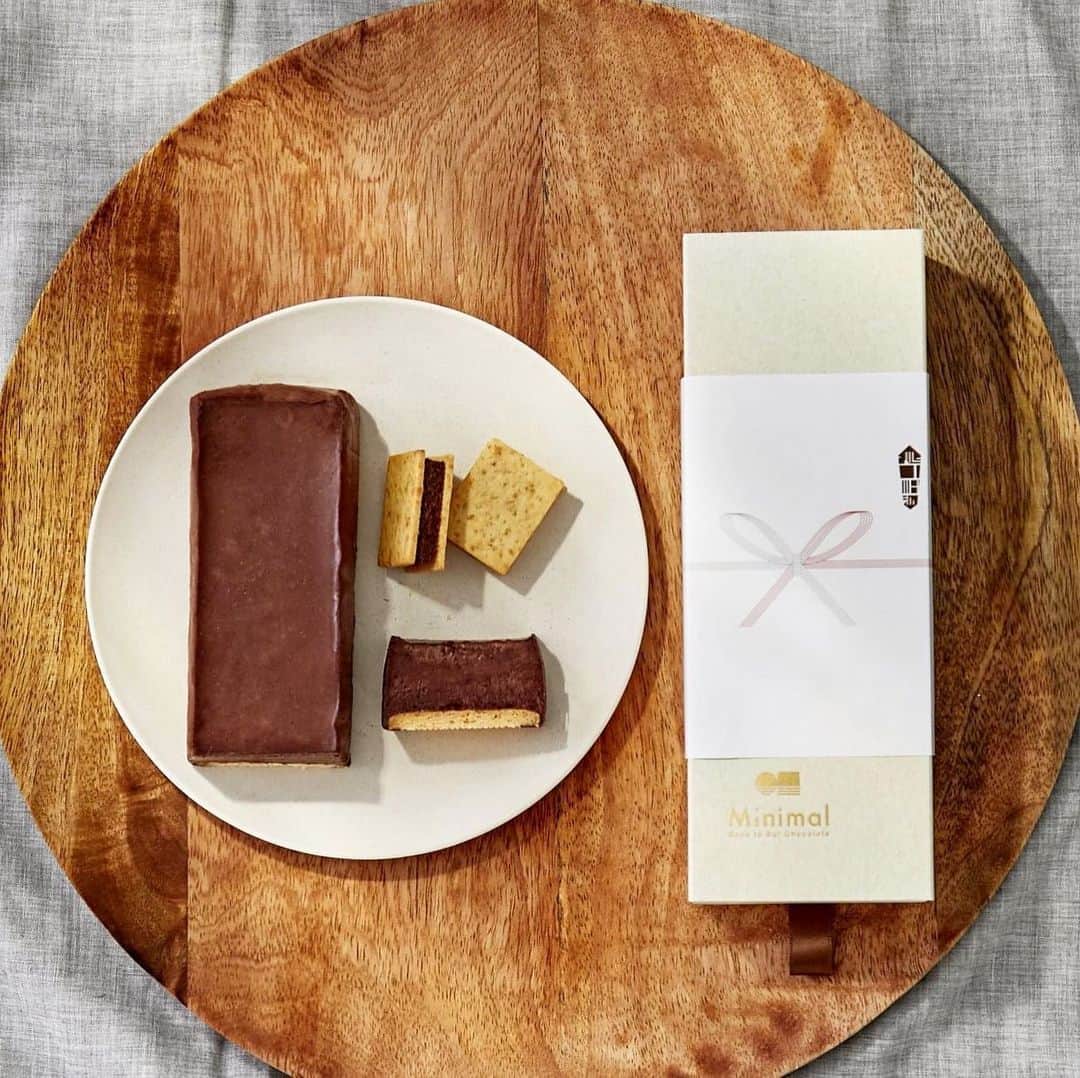 Minimal-BeantoBarChocolate-さんのインスタグラム写真 - (Minimal-BeantoBarChocolate-Instagram)「そろそろ「お中元」の季節がやってきました。﻿ ﻿ Minimalのお中元2020年は厳選した素材、製法でおつくりしたチョコレート菓子やスイーツを取り揃えています🍫﻿ ﻿ 冷やして美味しい新作スイーツも、オリジナルの熨斗を巻いてお届けします。熨斗はお宛名も印刷できますので、ぜひご利用ください。﻿ ﻿ 心ばかりですが自宅時間が長い今、私達ができることとして一部商品は送料弊店負担でお届けします。﻿ ﻿ Minimal各店舗でも『お中元セット』をご用意しています。店頭でご購入いただき、送料無料で全国への発送も承ります。﻿ ﻿ #MinimalChocolate #MinimalBeanToBarChocolate #BeanToBar #BeanToBarChocolate #craftchocolate #ミニマルチョコレート #ミニマルビーントゥバーチョコレート #ビーントゥバー #板チョコ #クラフトチョコレート #カカオ #富ヶ谷 #奥渋  #代々木上原  #銀座 #おうちカフェ #スイーツ部 #手土産 #東京カフェ #カフェ巡り #東京グルメ #tokyo #テイクアウト #東京テイクアウト #お取り寄せスイーツ #ガトーショコラ #お中元 #送料無料」6月24日 22時55分 - minimal_beantobarchocolate