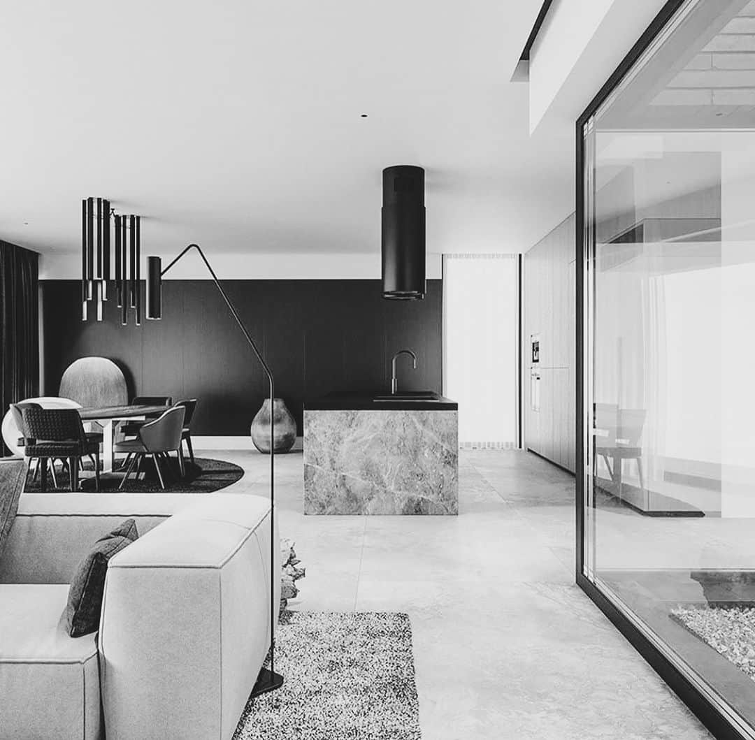 吉田愛璃のインスタグラム：「. . 画像は借りてます . . 遂に我が家もmyhomeを建てる計画が始まりました！！ といってもまだ土地決まってないんだけど笑  少し前にストリーズでもチラッとあげたんですが、土地を探す中いいなと思う土地でひたすらプランを描きまくってました（自己流、もはや趣味と化した）🤣 その結果、私達は理想のプランが入るかどうか？というのが1番重要ってことに気付き、今1番候補の土地で、実際要望通りのプランが入るのか？その他どんなプランができるか？費用含めプロの設計士さんに提案してもらうことにしました🙌  今日初めて一緒に現地を見に行き、こと細くヒアリングもしていただき（自作プラン持参w)要望を丁寧に聞いてもらいました😌  設計士さんがまた素敵な方で、一級建築士の他にもインテリアコーディネーター、カラーコーディネーターなどのたくさんの資格も持ってる方で話してるだけでめっちゃ楽しかった🥺🤍 あがるあがる熱量wwwww  設計士さんのプランがあがってくるのが楽しみです🤍  これからの進展が楽しみ！！ 記録用に別垢作ろうかなとも思ったんだけど、性格上絶対二刀流とか無理そうだから🤣このアカウントにマイホームに関する事もちょいちょいマイペースにアップすると思います🙏お付き合いください🙏  #マイホーム #マイホーム記録 #マイホーム計画  #注文住宅　#一戸建て　#一級建築士 #プラン提案 #間取り作り #家づくり #家づくりアイデア  #ヒアリング #homemade #home  #土地探し」