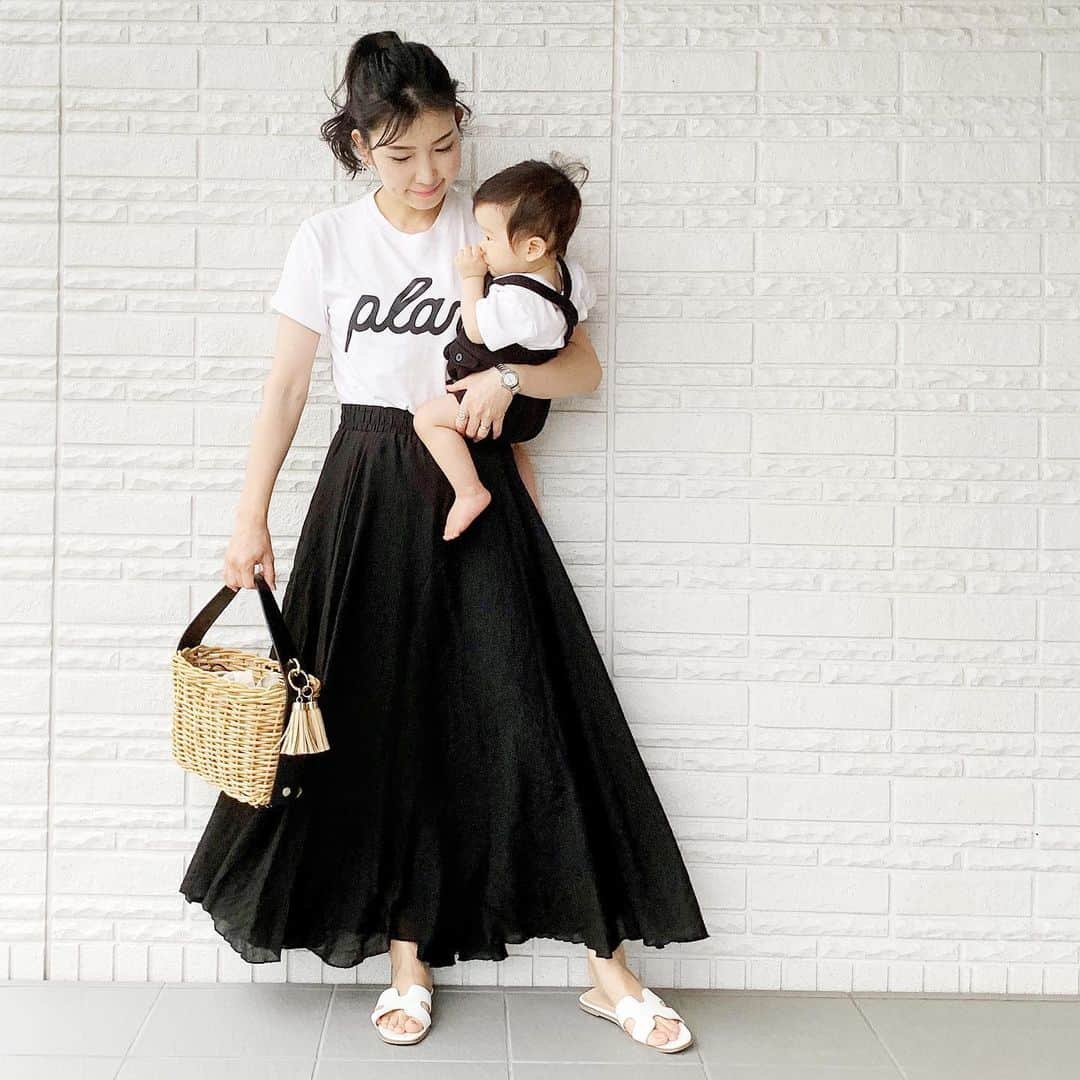 のインスタグラム：「♥〰 * 週末のwithこども時間にも #言いたいだけ ← 楽にはけるマキシ丈のスカートが ほしくて♫♬ @day_and_grade のロングスカートを new in♥ * 長め丈なのも嬉しいし サラサラで涼しくて 真夏もたくさん着る予定です！ * * * top/playdesign  skirt/ @day_and_grade  bag/amongout * ｡｡｡｡｡｡｡｡｡｡｡｡｡｡｡｡｡｡｡｡｡｡｡｡｡｡｡｡｡｡｡｡｡｡｡｡ #dayandgrade#day_and_grade  #dayandgrade2020#summerfashion  #デイグレ#デイアンドグレイド  #シンプルコーデ#モノトーンコーデ」