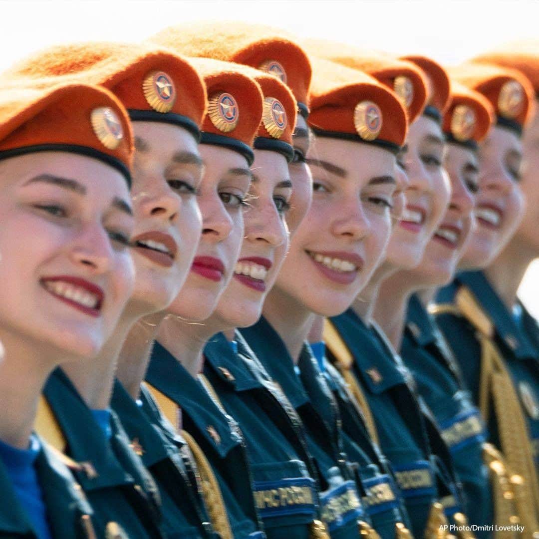 ABC Newsさんのインスタグラム写真 - (ABC NewsInstagram)「Female Ministry of Emergency Situations employees march during the Victory Day military parade marking the 75th anniversary of the Nazi defeat in WWII, at Dvortsovaya Square in St.Petersburg, Russia. #russia #victorydayparade #worldwarii」6月24日 23時00分 - abcnews