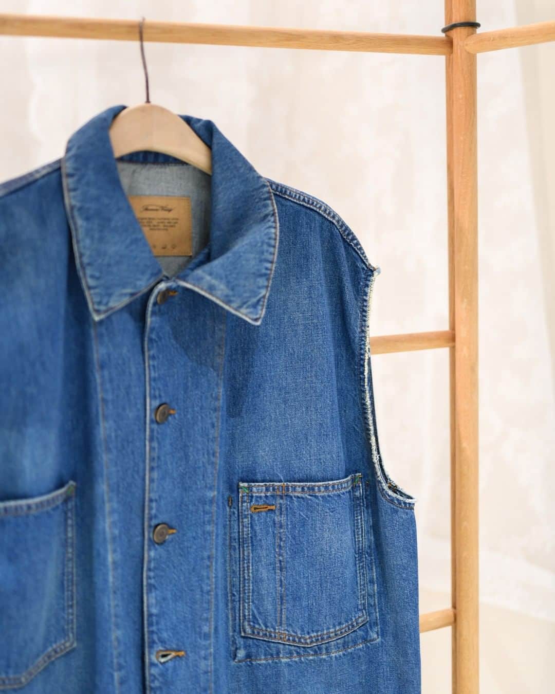 アメリカンビンテージのインスタグラム：「Mixed denim Jacket, the must-have to accessorize your look.  #americanvintage #SS20 #womenswear」