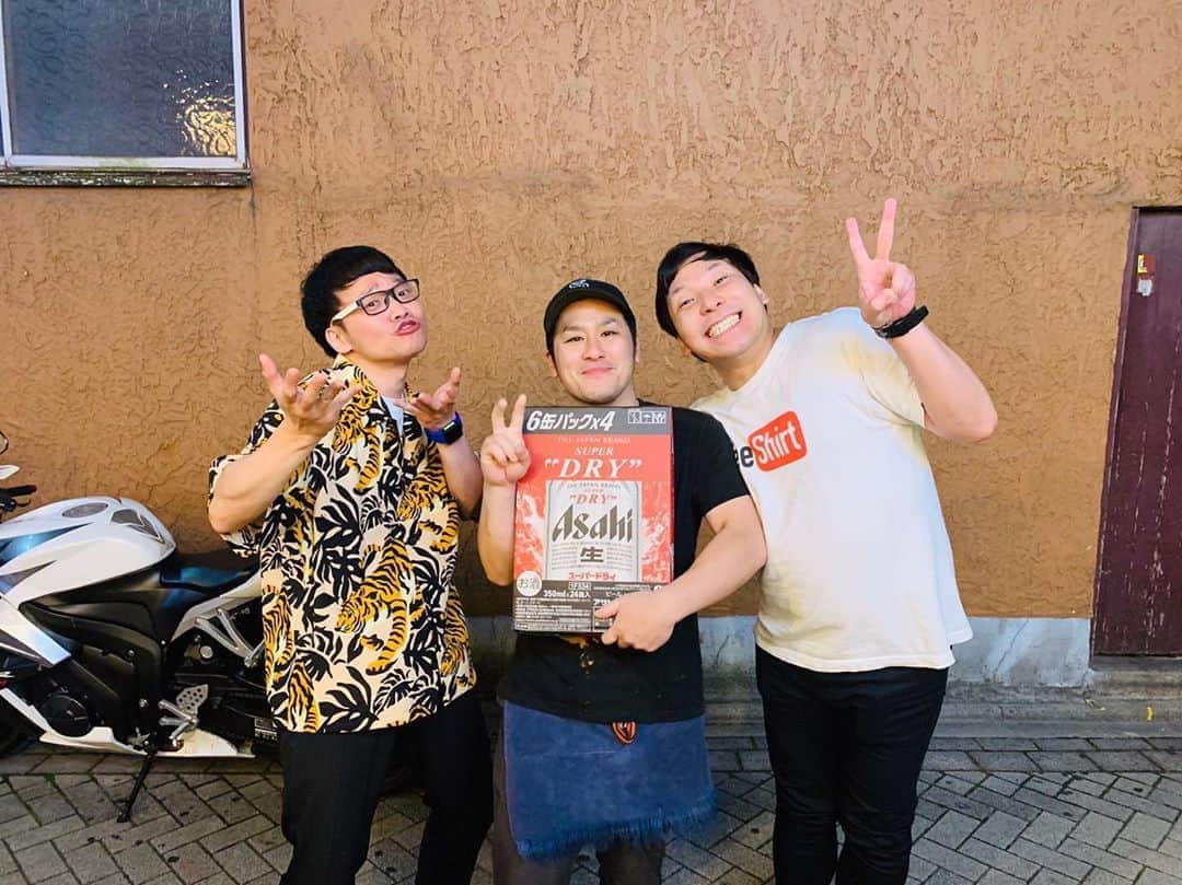 岡下雅典のインスタグラム：「芸人やめても一生後輩の元アッパレード吉田が働いてるお店❤️ 綾瀬にある「とみちゃん」行って来た❤️ たまたま昨日吉田の誕生日やったからビールあげた❤️ 焼きとんマジでうまい❤️ 途中チンピラみたいな客入ってきて「本当に美味しいだろうな？まずかったらどうする？」って言われてヒリついたけど一口食べて 「うまい👍」というドラマチックな場面がほんまにあった❤️ 綾瀬に行かれた際は一回行ってみて❤️」