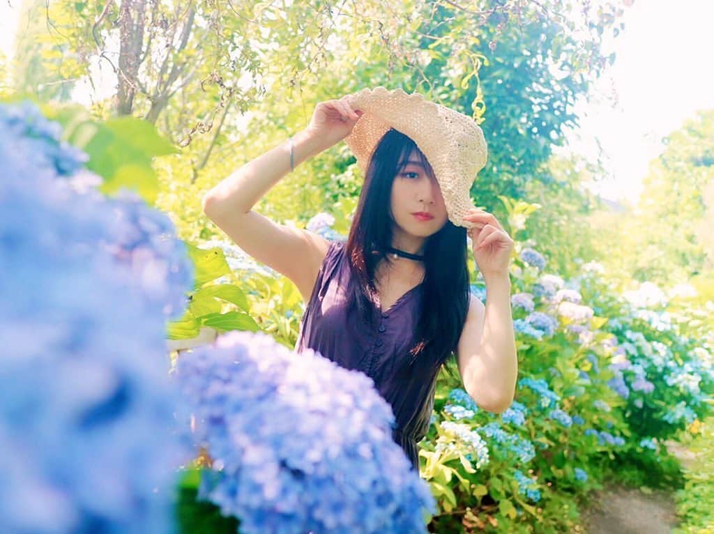 久保亜沙香さんのインスタグラム写真 - (久保亜沙香Instagram)「‪紫陽花って全くおんなじ色が絶対になくて、綺麗ね💠‬ ‪敏感肌なのでマスクで肌荒れぴりぴりと始まってつらいよ、、ᵕ́⍛ᵕ̀‬ ‪肌に優しくて涼しいの、探してる。‬」6月24日 23時01分 - asaka_kubo