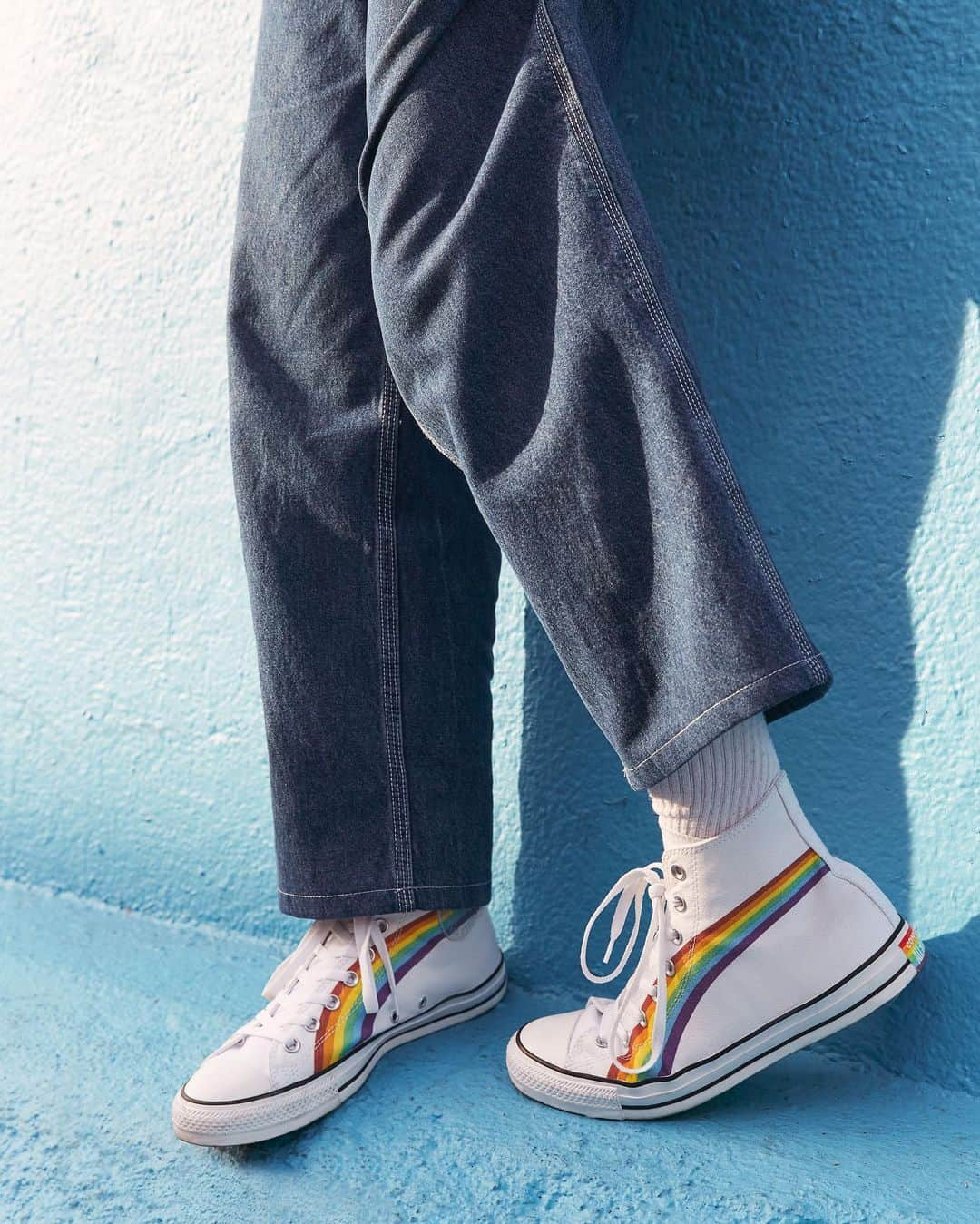 converseさんのインスタグラム写真 - (converseInstagram)「Take a moment with Ty, a 20-year-old photographer out of Los Angeles, California. Ty finds calm in the color blue—his pick from the More Color, More Pride flag—and shared how it’s helped him ride out some of the difficult moments he’s faced as a LGBTQIA+ person.⁠⠀ ⁠⠀ “Life has storms, and we are in one right now,” he says. “Despite all this, the storm always ends, and there is peace and light awaiting on the other side. I’m honored to be given the opportunity to share my story, and hopefully help those in my community.”⁠⠀ ⁠⠀ Hear how Ty stays centered through it all, now in our stories. #ConversePride」6月24日 23時01分 - converse