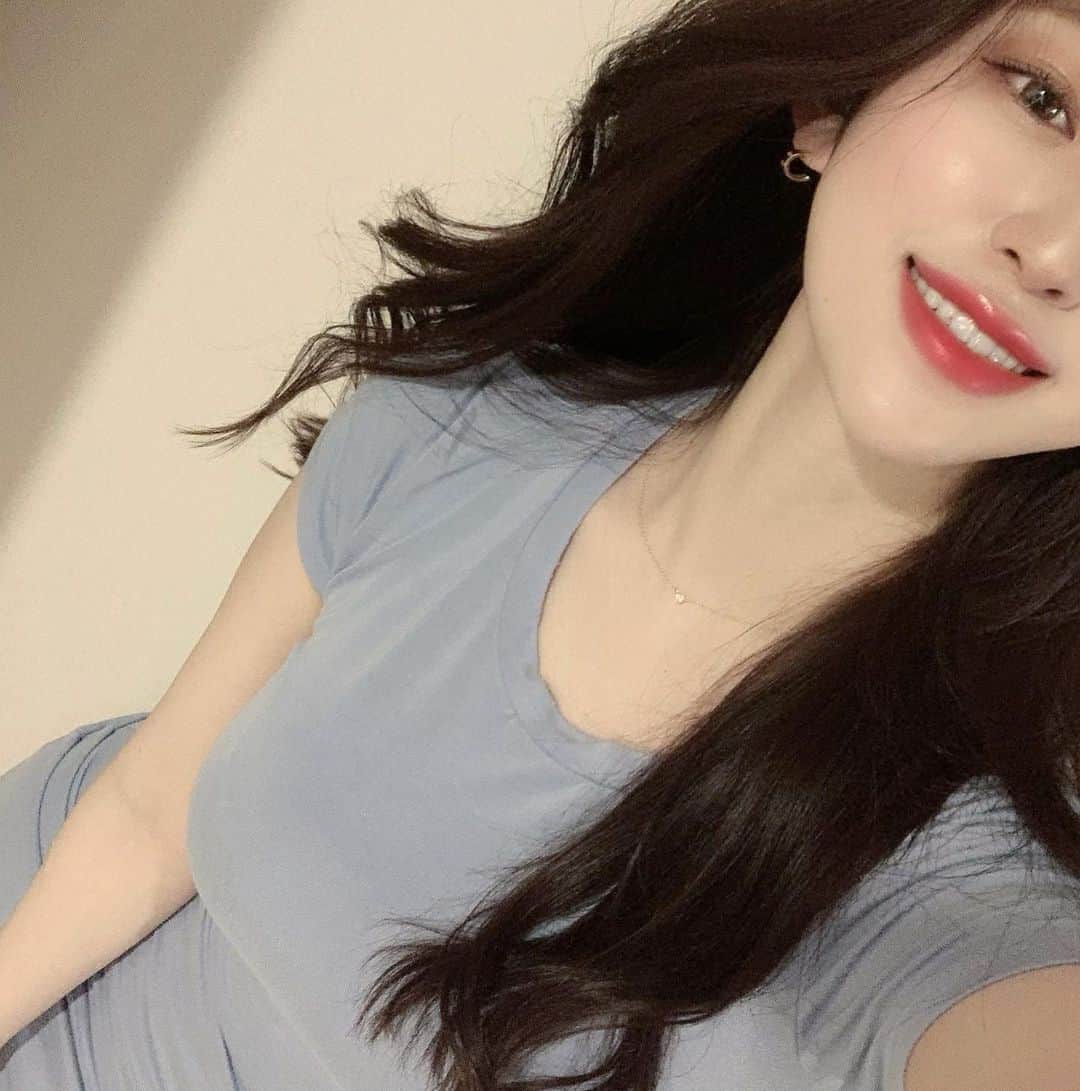 のインスタグラム：「☺️🤍 . 笑うと良いことある🤍 . 口角上げていきましょ〜🤍 . . dmいただくのでまとめて 書いておきますっ🐥 . 最近ストレートパーマの ナチュラルver.してきました！ ヘアアイロンしなくても 毎朝さらさらになるし、 この梅雨時期☔️助かりまくってます‼︎ 感動ー‼︎担当してくださってるのは @hide_0721 さん✂️ . 美作矯正、整体は定期的に @oasis_tokyo_official さんへ🏃‍♀️✨ . 身体の変化しっかり感じられる からちゃんと、続けられるよ！☺︎ . @milkdipper2018 さんでは 全身ハイパーナイフ🗡 骨盤しっかり締めてもらって、 BODY整えてもらってます♡ . まつ毛パーマは @salon__ef__official さん♡ . 長くなりました💧 またストーリーでも詳しく 説明します🌿 . . . #beauty#hair#bodymake #bodycare #美髪#まつ毛パーマ#ボディーメイク #体作り#整体#美容整体 #美作#ハイパーナイフ#骨盤矯正 #美肌#肌管理#美白#美白ケア#ストレートパーマ #縮毛矯正#髪質改善縮毛矯正 #髪質改善トリートメント」
