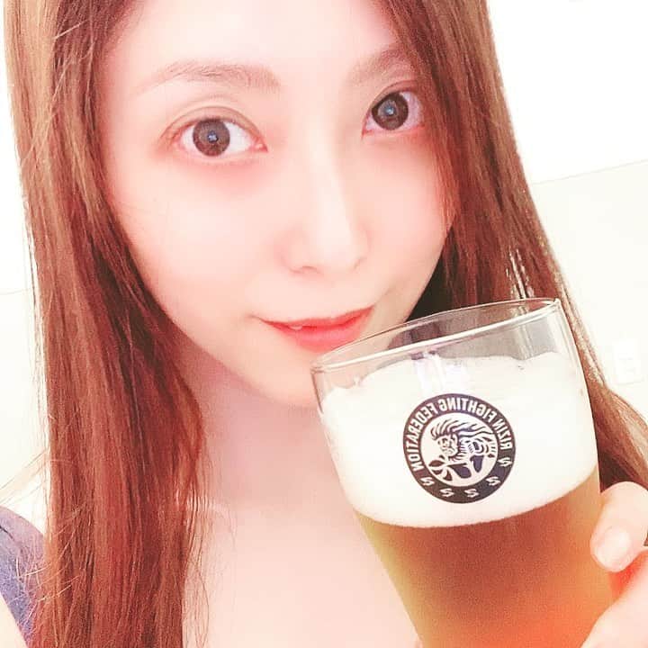白木優子のインスタグラム：「今月のRIZINファンクラブ特典はグラス❣️ お酒入れて爆上がり🥰 #RIZINファンクラブ #強者」