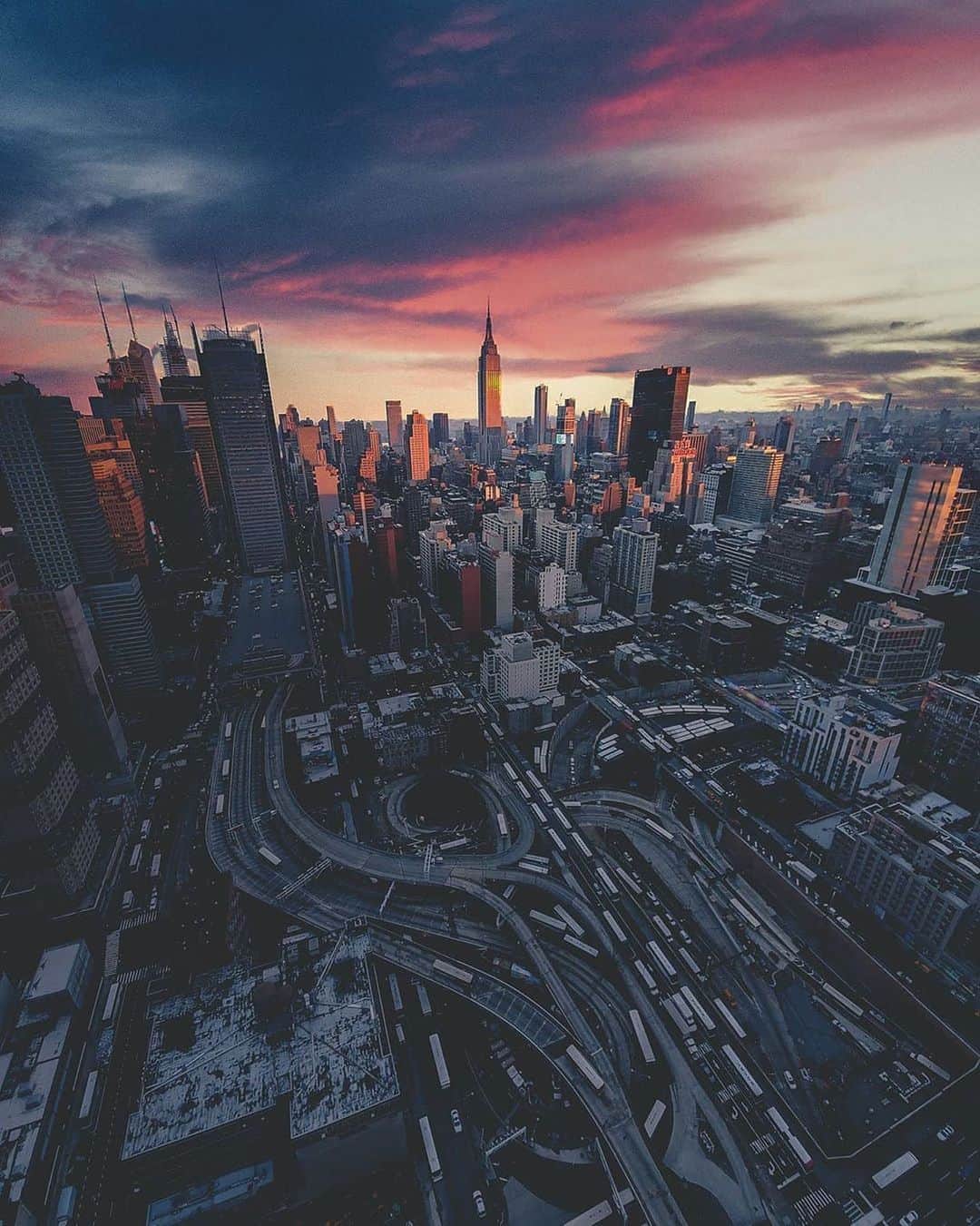 Empire State Buildingさんのインスタグラム写真 - (Empire State BuildingInstagram)「The maze of streets & skyscrapers ✨ ⠀⠀⠀⠀⠀⠀⠀⠀⠀ 📷: @ahqball #EmpireStateBuilding」6月24日 23時07分 - empirestatebldg