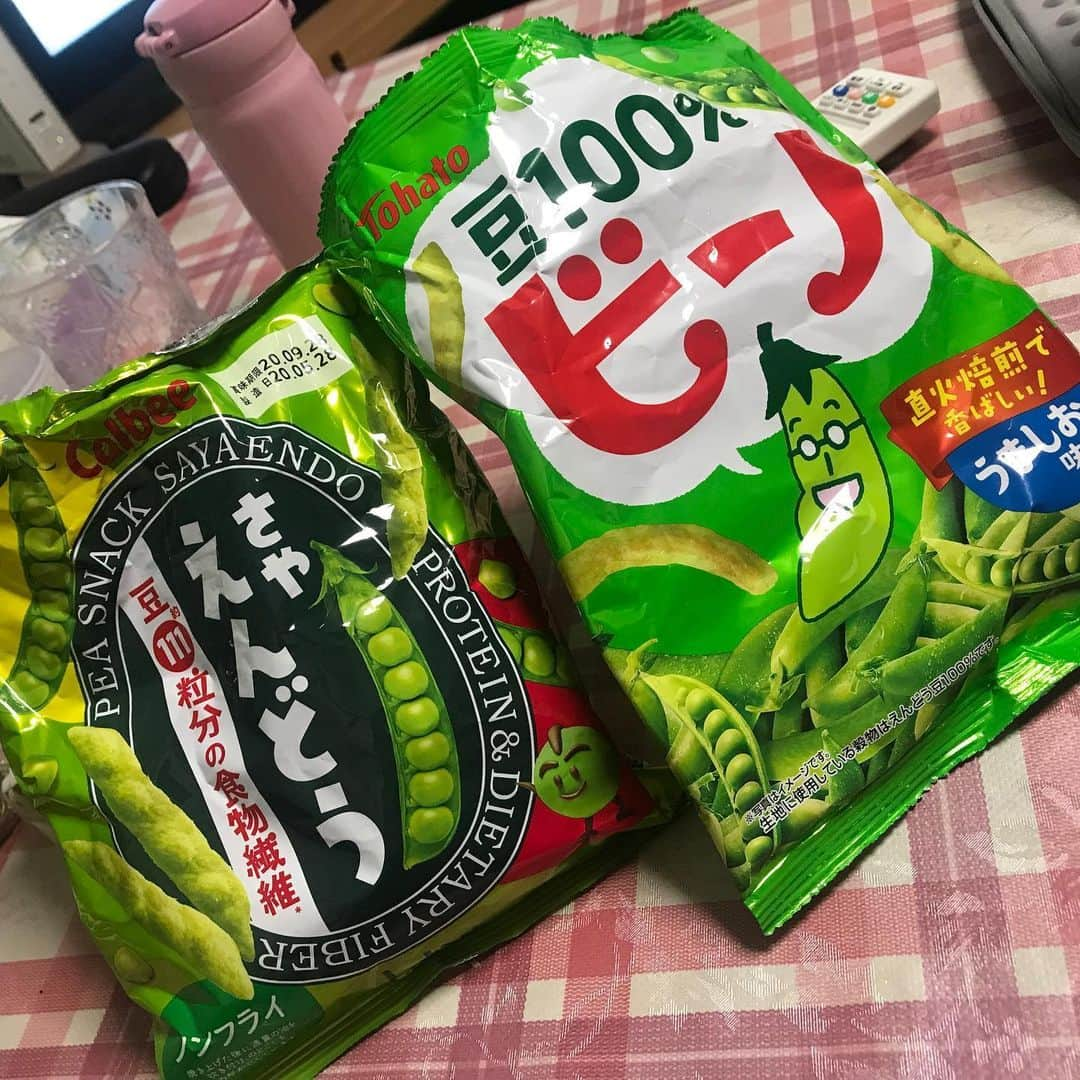 メルロコ一家の楽屋裏さんのインスタグラム写真 - (メルロコ一家の楽屋裏Instagram)「食べ比べてみた。#疲れた時は右#ダラダラ喰いは左#結局は#どっちも美味しい。#メルロコ一家の横須賀ストーリー#ライブドアインスタブロガー」6月24日 23時10分 - merulocomocodon