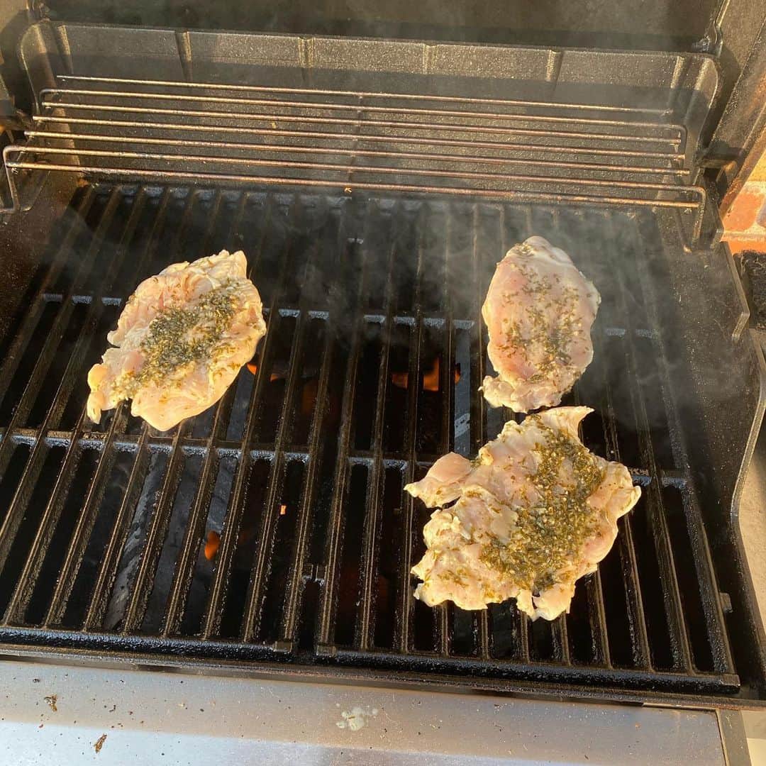 ストーン・コールド・スティーブ・オースチンのインスタグラム：「Daily meal prep before heading out to @ctpconcepts. Plus breakfast. Supper is prepped fresh when I get home. Chicken breasts are marinated overnight in ziplock w the seasoning in the last picture along with juice of one lemon and a small bit of olive oil. Best way to track macros for me is to do it myself. Every day.  Meal plan is from @christinedwallace  What you don’t see is green veggies. They are on the plan, but when I am out all day I will generally skip them as this is a quicker prep. Also not seen is my serving of almonds.  Getting dialed in to hopefully start taping Straight Up Steve Austin. Like many others we have been on a delay.  Have a great day.」