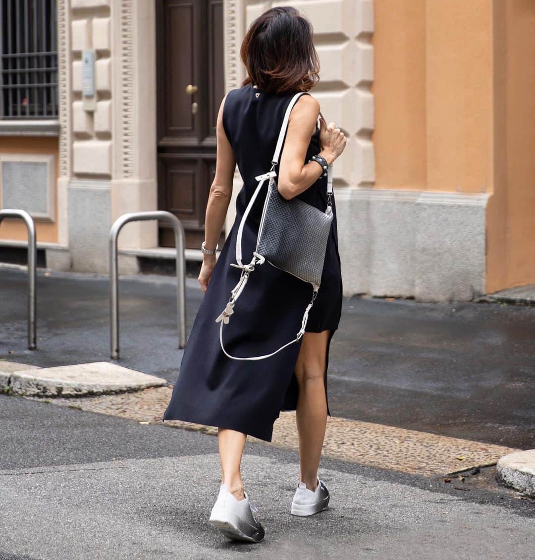 エンリーベグリンのインスタグラム：「Black is always perfect🖤 #HenryBeguelin total look with our new Sprayed Sneakers and Zavorra bag in black color. #HBSS20」