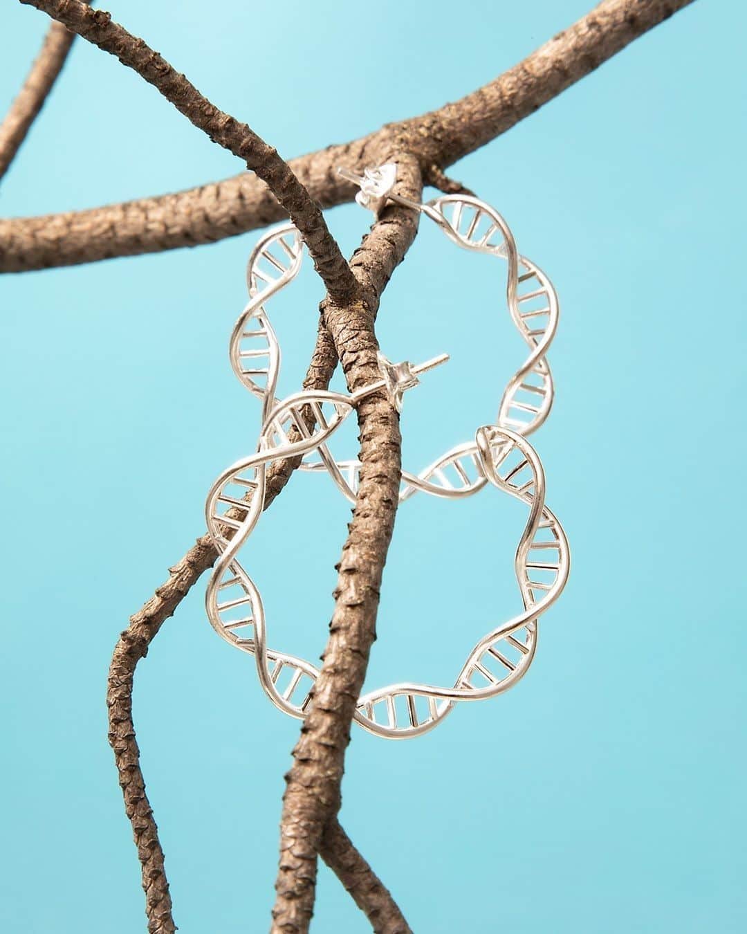 のインスタグラム：「Style is in our DNA. Discover the new jewellery S/S 2020 Style DNA collection in-store and online.  #follifollie #jewellery #jewelleryoftheday #jewelleryofinstagram #styledna #stilllife #hoopearrings」