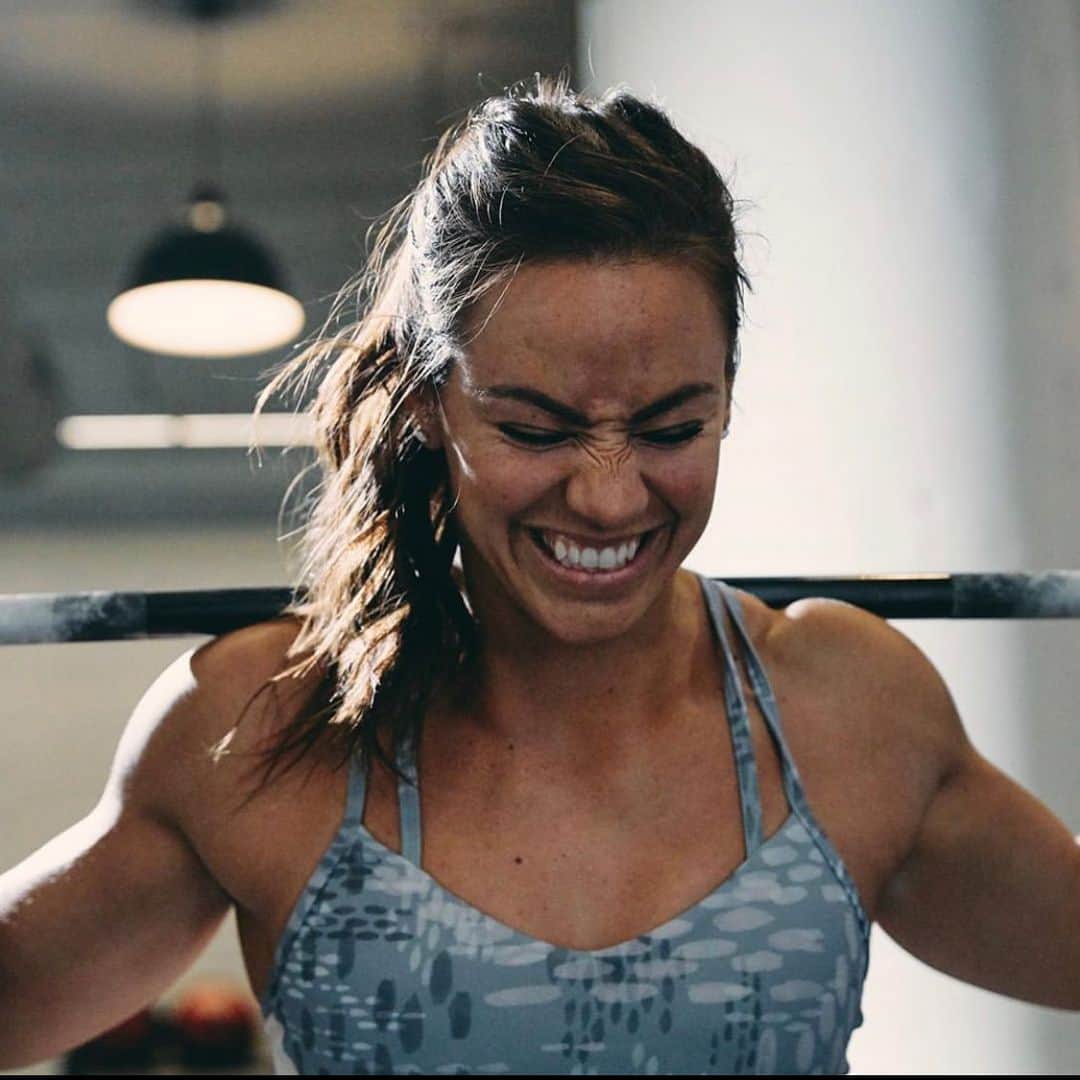 Camille Leblanc-Bazinetさんのインスタグラム写真 - (Camille Leblanc-BazinetInstagram)「Athlete Development Program Link in bio... :) “  Become the best athlete you can be This program is everything I’ve done that gave me the most  out of my training join me to get coaching and help you achieve your goals ——————————— —————— “  AM  Weightlifting:  every 3 min x 10 3 position clean + jerk focus on good positioning  1x 3-position clean (Work up to a max for the day)  Stamina + Strength building:  emom 12 even: max push-press @ 60% 1 RM odd: 15-20 GHD  the goal is to get around 10PP/min so adjust the weight as needed  4 sets 10 hard pull on the rower 3 high box jumps rest as needed between  this is to build explosivity so it’s a high and as hard as you can  Workout:  4 rounds 2 rope climbs or pegboard 50" heavy sled push  this is a sprint  PM GPP:  2 sets 60 wall ball 50 cals row 40 toes to bar  30 thrusters (65/95) 20 pull-ups 10 muscle-ups rest 5 minutes between sets  Accessory +Core work:  Three sets of: 2 Minutes of Banded March while Holding Sandbag/Ball Rest as needed Chinese Rows x 8 reps @ 21X1 Rest as needed  4 sets 15 side forward 1 arm lat pull down 15 side backward 1 arm lat pull down 15 both arms seated pull down rest 90 sec between  at night 3x 2 min  hand in a bucket of rice grip strength work 📸 @dozavisuals」6月24日 23時40分 - camillelbaz