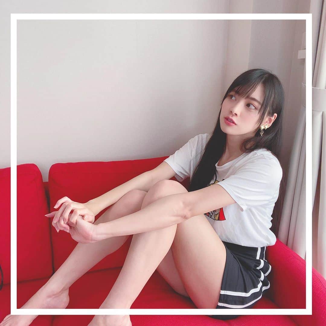 藤田いろはのインスタグラム：「今日も暑かったねーっ﻿ 明日は雨降るのかな🤔﻿ 明日はミスFLASH2021の面接官してきます！﻿ 前回途中から無理やり参加させてもらったから嬉しい✨﻿ 後輩になる子の審査がもう始まるなんて、時が経つのがすごくあっという間。どんな子が受けるのか楽しみだなーっ﻿ ﻿ ﻿ てか。話変わるけど、イヤリング✨なんだよ見て見てー！﻿ きらきら大好き✨💓﻿ ﻿ ﻿ ﻿ ﻿ ‪#藤田いろは#グラビア#gravure #japanesegirl #レースクイーン#tokyo  #aziangirl  #ビジョビ #模特 #뷰티스타그램 #셀카  #cosplay #黒髪ロング#팔로우#소통해요#셀스타그램#モデル #model #그라비아 #모델 #日本的 #性感內衣 #sexy  #性感美女 #性感尤物 #liquem #リキュエム #イヤリング #ミスflash #脚フェチ」