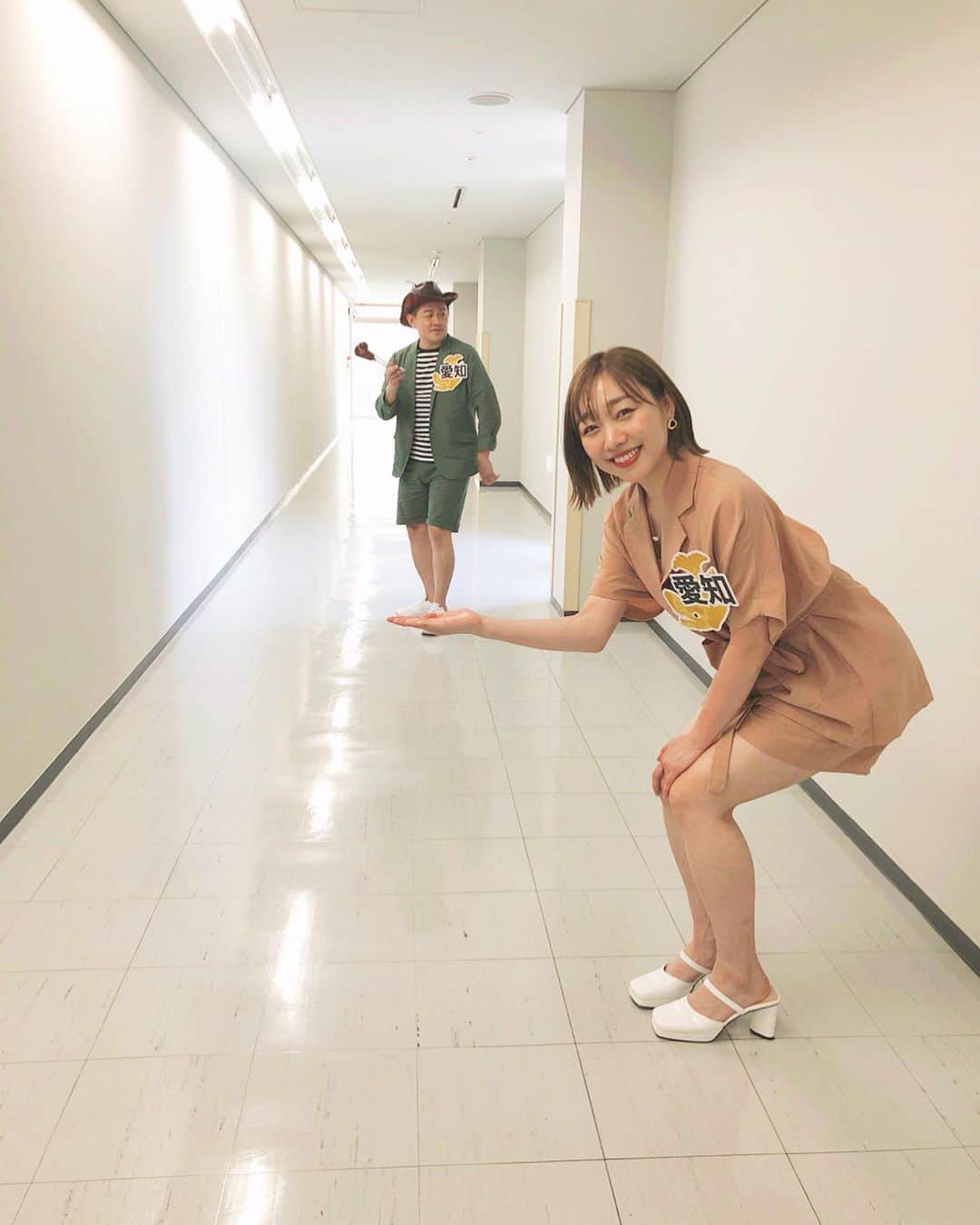 須田亜香里さんのインスタグラム写真 - (須田亜香里Instagram)「6月25日(木)出演情報 . 👼【#ダウンタウンdx】21:00〜 愛知県代表でスピードワゴン井戸田さん（ハンバーグ師匠）と出演させていただきました🤠 そして実は衣装がたまたまペアルック風でした(笑) あと、テレビでは珍しく脚を露出した🙊 #ソーシャルディスタンス #手乗り写真 #ハンバーグ師匠 🍀【#ドデスカ】 メ〜テレ 6:00〜 生放送 . . ---発売中--- 🍳【#blt】#おうちみそ汁48 📕【#週プレ】#よんぱちたす . ---配信中--- 🐝【#ske48バズ】 @ske48buzz  ロキポにて1週間限定配信 🍴【#相席食堂】 TVer.GYAOにて1週間限定配信 🙊【#須田亜香里モグラジ】 SKE48公式サイト WEBラジオ 💌【#bilibili】 最新動画は中国語勉強動画UPしました。 . ※ストーリーズにリンク貼りましたのでぜひ！」6月24日 23時47分 - akarisuda