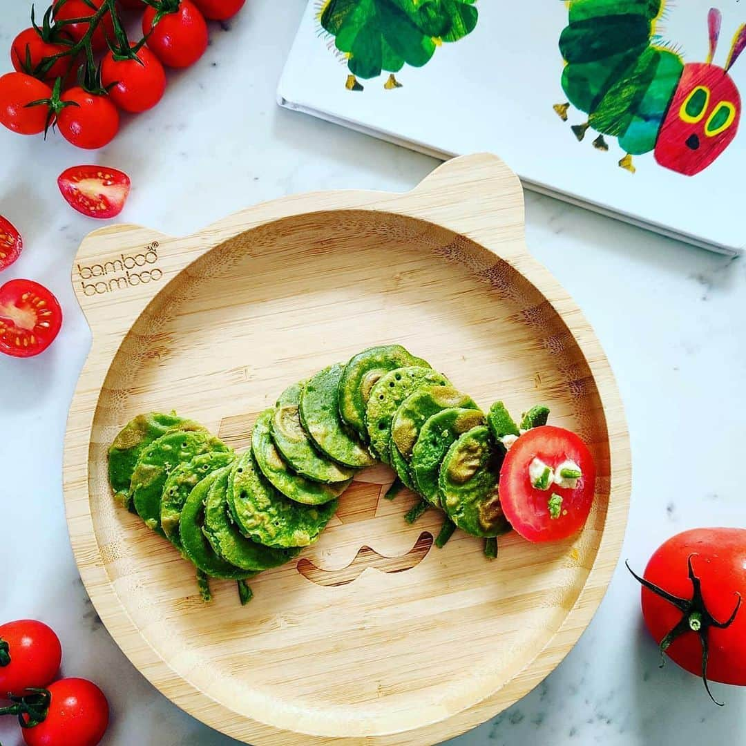 Vitamix Global Headquarters Real foodさんのインスタグラム写真 - (Vitamix Global Headquarters Real foodInstagram)「Whoever said “don’t play with your food,” was seriously disturbed 🐛 • 📸 + recipe by @yummyveggiemummy • Chickpea, spinach, + fresh basil pancakes with yellow pepper hummus recipe👇 • Ingredients: - 1 cup fine chickpea flour - 1/2 cup spinach - 1 cup of water - 1 large handful fresh basil - Salt and pepper to taste (optional)  1. Place everything into Vitamix, mix thoroughly until bubbly. 2. Heat a non-stick skillet or frying pan. 3. Reduce to medium heat. Gently pour the mix into the pan, flip only when the side facing up is no longer wet and the pancake easily lifts off the pan. 4. Cook for a couple of minutes on the other side and serve. • #repost #yummyveggiemummy #whatmummymakes #caterpillar #dairyfree #glutenFree #nutfree #allergyfriendly #supergreens #greenfoods #pickyeaters #vegan」6月24日 23時49分 - vitamix