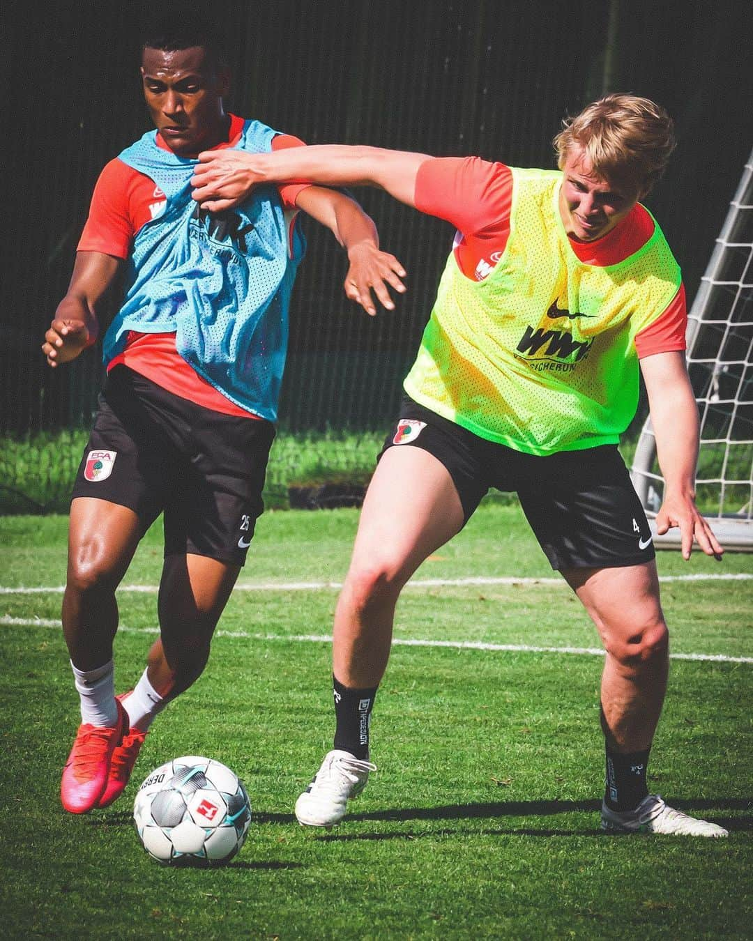 FCアウクスブルクさんのインスタグラム写真 - (FCアウクスブルクInstagram)「🤜⚽️🤛 #Training #FCA #FCA1907 #fcaugsburg #FCARBL」6月24日 23時53分 - fcaugsburg1907