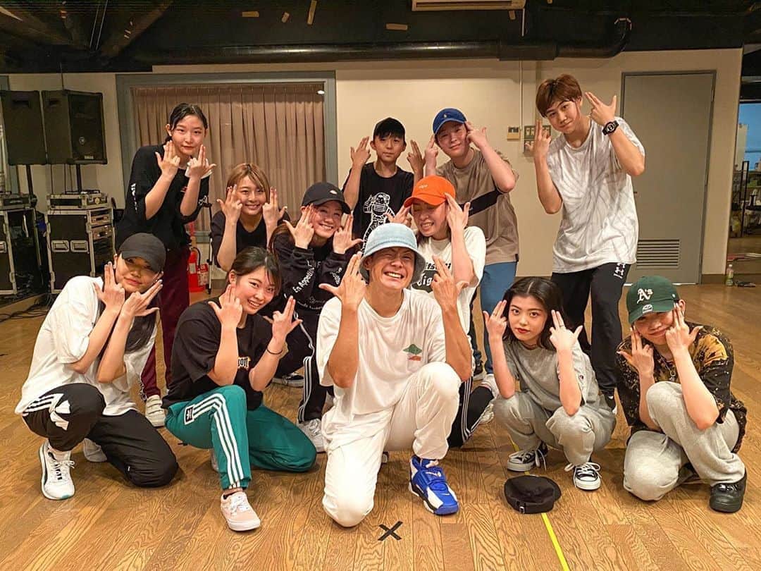 Achiのインスタグラム：「SOUL AND MOTIONでのレッスンが本日でクローズすることになってしまいました。 . このレッスンを通して出会えたみんながいるし、今日久しぶりにみんなと踊れて本当に楽しい時間でした。 . 8年間のこの時間は宝物だし、今までナンバー出たり、レッスン受けにきてくれた皆様にも感謝しています。 . レッスンを受け持たせていただいた @sam0113 さん . お世話になったスタッフの皆さん . そしてみんな、 . 本当にありがとうございました! . . 直にみんなと面して教えるということは本当に大切です。 . オンラインやリモートによってダンスの楽しさや可能性はこれからどんどん広がっていくと思います。 . それと同時に、「教える」「育てる」という意味でのレッスンのあり方、伝えるスキルや体現する立場としての自分達の世代の意義を今一度見直し、リアルでのレッスンのあり方を考えていかなければいけないと改めて感じています。 . . #soulandmotion  #dacerslife #lesson #school #みんなありがとう #安全に配慮して撮影しています」