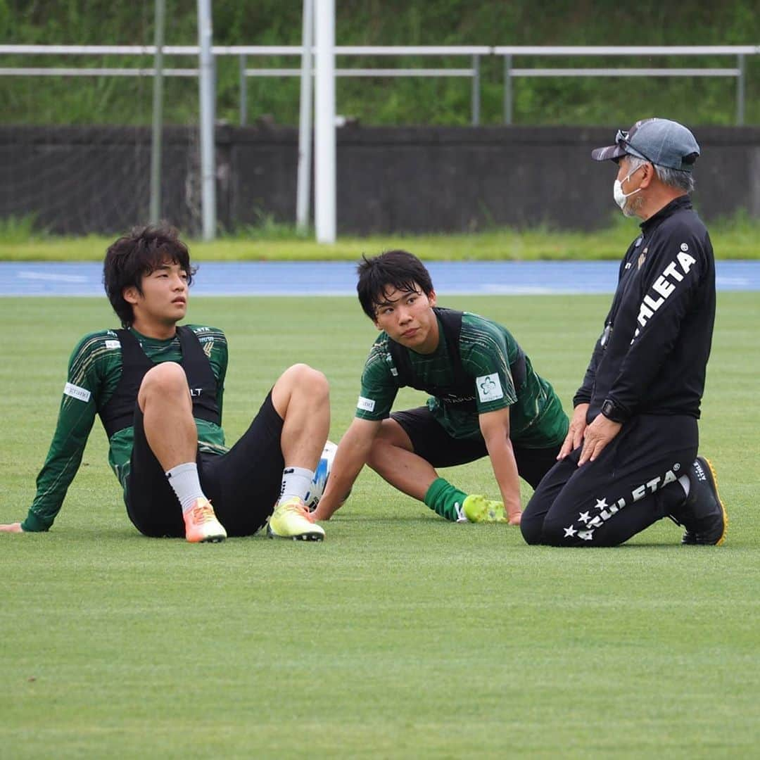 東京ヴェルディさんのインスタグラム写真 - (東京ヴェルディInstagram)「今日は多摩陸でのトレーニング！  最後の1枚は、練習後恒例の吉武塾。  再開まで、あと3日！  #福村貴幸 #レアンドロ #leandro  #若狭大志  #近藤直也  #中野雅臣  #井上潮音  #新井瑞希 #藤本寛也 #小池純輝 #藤田譲瑠チマ  #石浦大雅  #阿野真拓  #吉武博文  #東京ヴェルディ #ヴェルディ  #tokyoverdy #verdy #東京 #tokyo」6月24日 23時56分 - tokyo_verdy