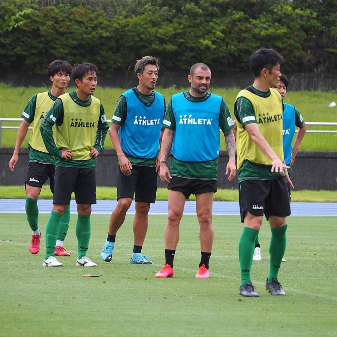 東京ヴェルディさんのインスタグラム写真 - (東京ヴェルディInstagram)「今日は多摩陸でのトレーニング！  最後の1枚は、練習後恒例の吉武塾。  再開まで、あと3日！  #福村貴幸 #レアンドロ #leandro  #若狭大志  #近藤直也  #中野雅臣  #井上潮音  #新井瑞希 #藤本寛也 #小池純輝 #藤田譲瑠チマ  #石浦大雅  #阿野真拓  #吉武博文  #東京ヴェルディ #ヴェルディ  #tokyoverdy #verdy #東京 #tokyo」6月24日 23時56分 - tokyo_verdy