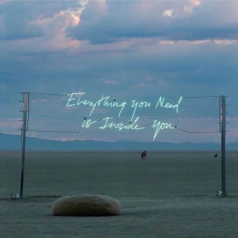 マーロン・テシェイラのインスタグラム：「—- The universe is not outside of you. Look inside yourself; everything that you want, you already are. 🌻🍀💫 —- O universo não está fora de você. Olhe dentro de si mesmo, tudo o que você quer, você já é. Tá tudo aí dentro. É só olhar para dentro de você mesmo, procurar, remexer e sentir. 🌻🍀💫 —- 🎩...Peace&Light...♻️ —- #Peace & #Light #GoodVibesOnly #FicaADica」