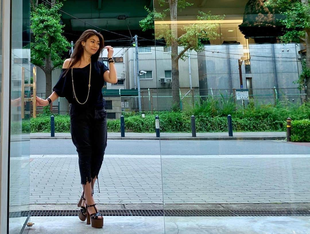 Taki Tanakaさんのインスタグラム写真 - (Taki TanakaInstagram)「#ootd #outfitoftheday #outfit  tops,pants #faithconnexion  shoes #ysl necklaces #chanel  #昔シリーズ #フェイスコネクション のブラックコーデ。スポーティになり過ぎないように#シャネル  のゴールドチェーンを合わせました。 襟ぐりの広いTシャツは片方の肩を抜いてワンショルダーに。  これから着る機会が増えるTシャツは、ちょっとしたアレンジを楽しみたいですね。  #izastagram」6月24日 23時58分 - tanakataki