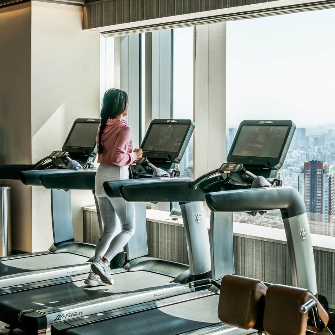 The Ritz-Carlton, Tokyoさんのインスタグラム写真 - (The Ritz-Carlton, TokyoInstagram)「地上200mから東京のスカイラインを眺めながら、気持ちのいい汗を流してみませんか？🏃‍♀️﻿ ﻿ Enjoy a workout 200 metres above the ground, while soaking up views across the city, in the cloud-brushing gym at The Ritz-Carlton, Tokyo!👟 ﻿ #RitzCarltonTokyo #RCMemories」6月25日 0時00分 - ritzcarltontokyo