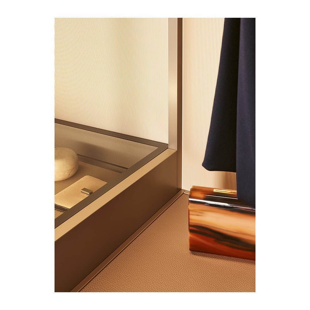 Poliform|Varennaさんのインスタグラム写真 - (Poliform|VarennaInstagram)「An elegant combination of quality materials and tailored details enhance the perfect storage system of Senzafine walk-in closet.  #poliform #madeinitaly #senzafinecloset #interiordesign #walkincloset #luxurylifestyle #designinspo」6月25日 0時03分 - poliform_official
