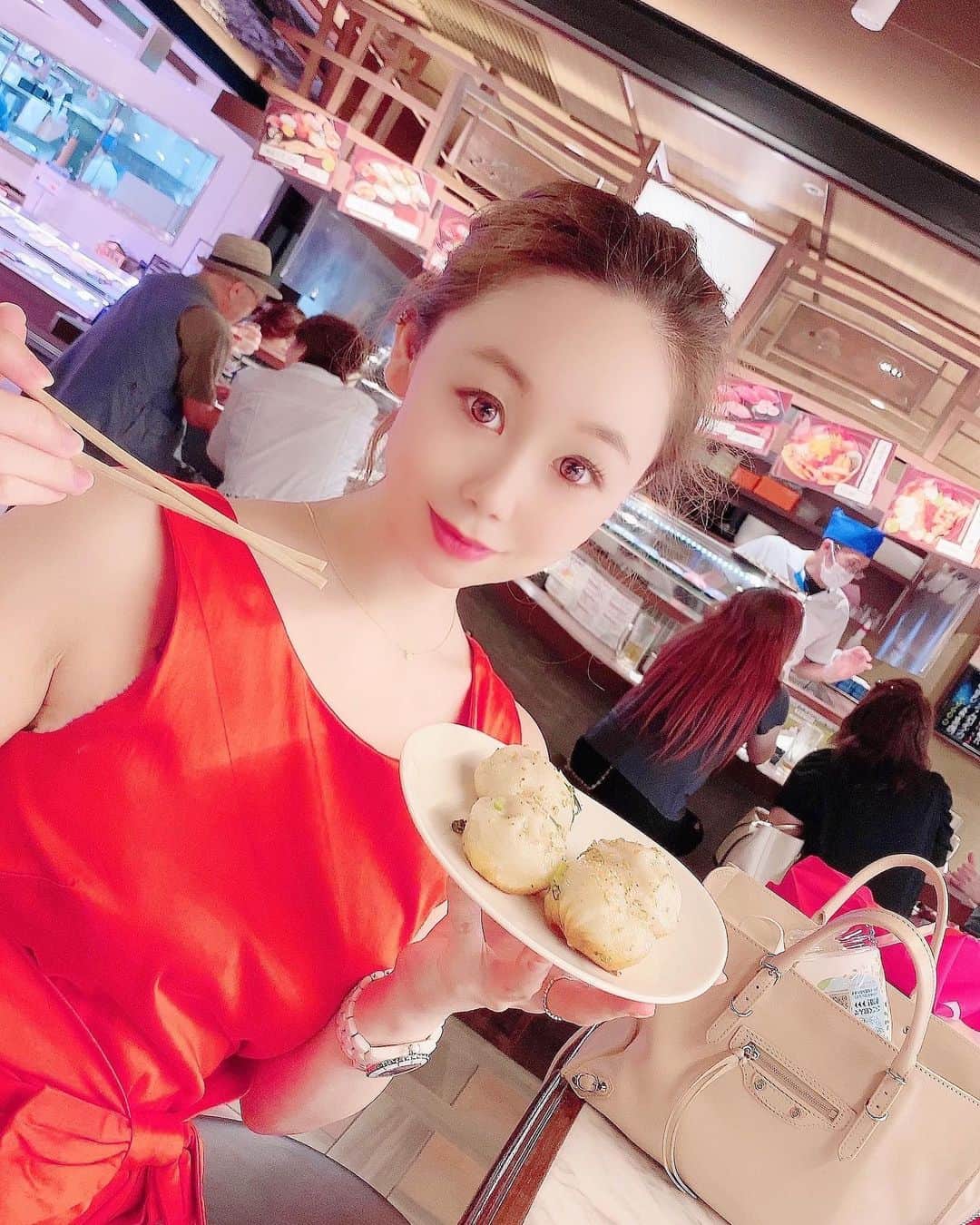 千咲まりさんのインスタグラム写真 - (千咲まりInstagram)「. My mom and I ate our favorite store's baked small basket🤗  めっちゃオフショット。笑 お母さんとお気に入りの焼き小籠包のお店行った👲🏽 #YUNYUN 心斎橋の大丸行くと食べちゃう❤ 生地がもちもちサクサクでおいしいの😊 #神戸元町中華街 の人気店✨ #焼き小籠包 #小籠包 #飲茶 #心斎橋 #大丸 #ミナミ . 今夜まとめてコメント返信するね❤  welcome comments 🇯🇵🇰🇷🇨🇳🇺🇸 ✩ ﾟ＊.｡.＊ﾟ＊.｡.＊ﾟ＊.｡.＊ﾟ＊.｡.＊ﾟ #千咲まり  #被写体 #被写体募集 #自画撮り  #カメラマン募集  #撮影会モデル  #大食い #グラビアアイドル #グラビアタレント #インフルエンサー #事務所探し中 #フードファイター  #コメントは全て返信します  #1mmでもいいなと思ったらいいね #フォローミー  #お仕事のご依頼お待ちしております  #コメントは全て返信します #いいね返し #like4like」6月25日 0時05分 - marilyn_ooguikoakuma
