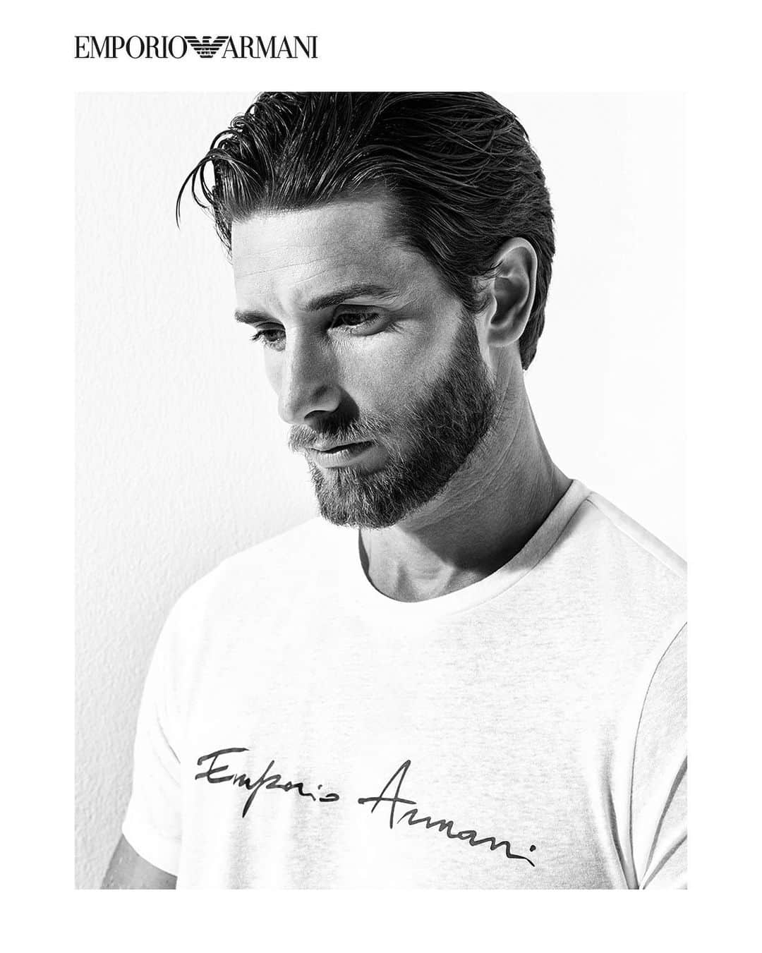 Armani Officialさんのインスタグラム写真 - (Armani OfficialInstagram)「A simple t-shirt is perfect for summer, from beach to bar.」6月25日 0時16分 - emporioarmani