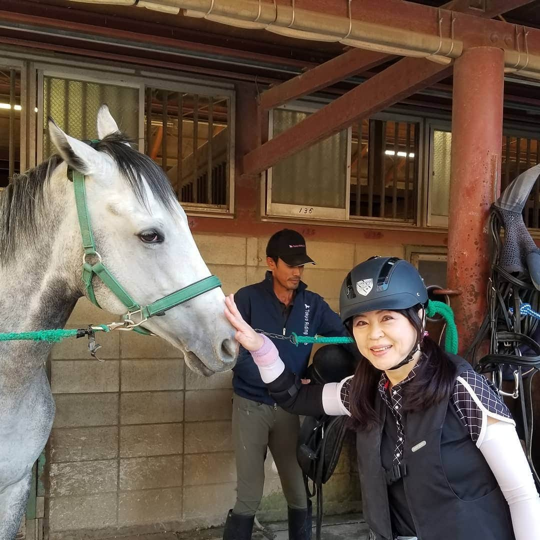 宇月田麻裕さんのインスタグラム写真 - (宇月田麻裕Instagram)「フジテレビ「うまハピ」さんで取り上げていただいた 「アドマイヤコジーン」　 そのアドマイヤコジーン産駒の　ホワイトアルバム。 この子に乗っていると、コジーンの背中に乗っているかのよう。 最初に騎乗した時の感動は忘れない！ 乗馬をしていると、大好きだった馬の産駒に乗れるという喜びもあります。醍醐味！ 　私的に倶楽部で一番人懐っこい。 「ほわー」と勝手につけたあだ名で呼ぶと来てくれます❤️ 「ほわーペロペロ」というとペロペロしてくれて、可愛い🐴❤️ #フジテレビ #アドマイヤコジーン #うまハピ #ホワイトアルバム」6月25日 0時17分 - mahiro_utsukita