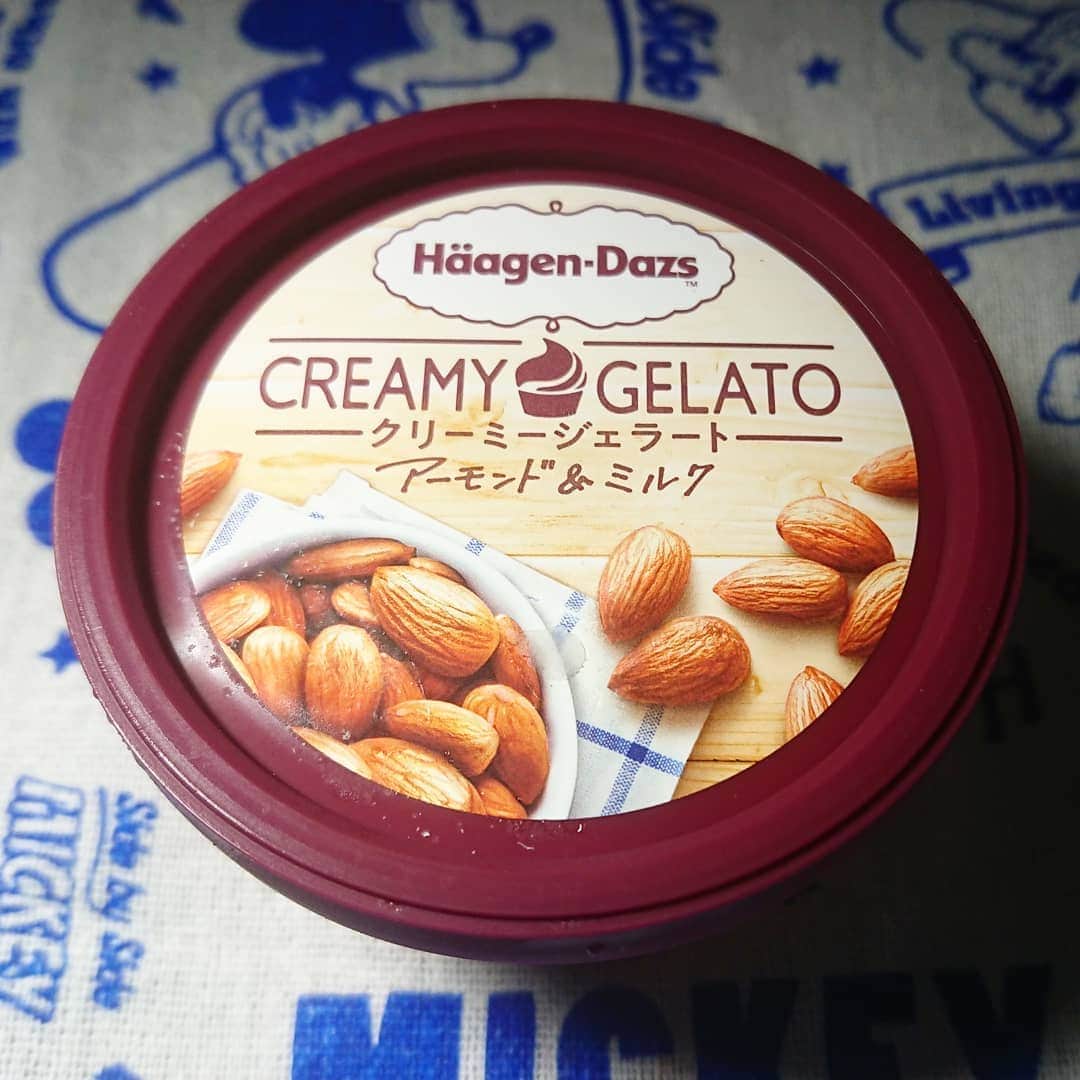 柴子さんのインスタグラム写真 - (柴子Instagram)「本日のアイス。 ハーゲンダッツ クリーミージェラート アーモンド&ミルク  アーモンドの味がしっかりと感じられて、ミルクの風味でマイルドに。 美味しい！(о´∀`о)ノ #散財デ部 #アマイモノスキー #ハーゲンダッツ」6月25日 0時43分 - senogawadogs