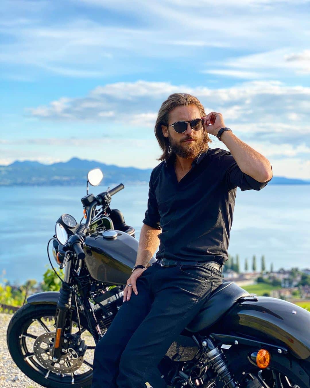 Bastian Bakerさんのインスタグラム写真 - (Bastian BakerInstagram)「Love my new @harleydavidson @hdschweiz ❤️❤️ for curious people: all clothes by @hugo_official / sunglasses by @omega / background by @myswitzerland / hair by @b72.ch / probable up and coming funny comment by @wieseltom / pic by @adrianbretscher / comments about how I should shave my beard, by most of you / thank you ❤️🙏🏽」6月25日 0時44分 - bastianbaker