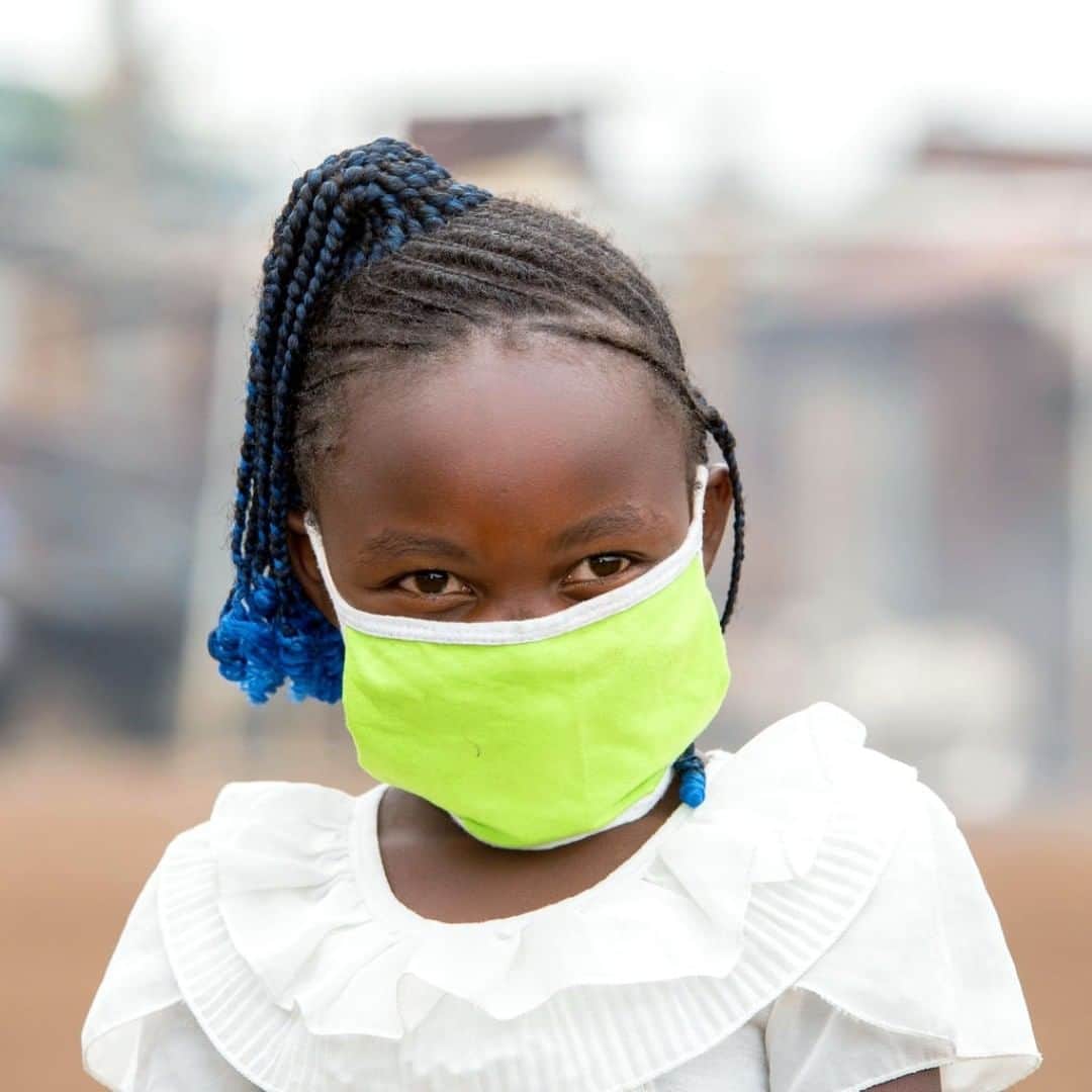 unicefさんのインスタグラム写真 - (unicefInstagram)「Precious, 9, wears a mask in the crowded Mathare informal settlement in Kenya. ⠀ ⠀ She and her mother are staying safe using UNICEF-provided soap and handwashing stations. And while they’re both looking forward to when life gets back to normal, for now, they’re taking joy in the little things like playing and studying together.⠀ ⠀ © UNICEF/UNI336724/Translieu/Nyaberi」6月25日 0時45分 - unicef