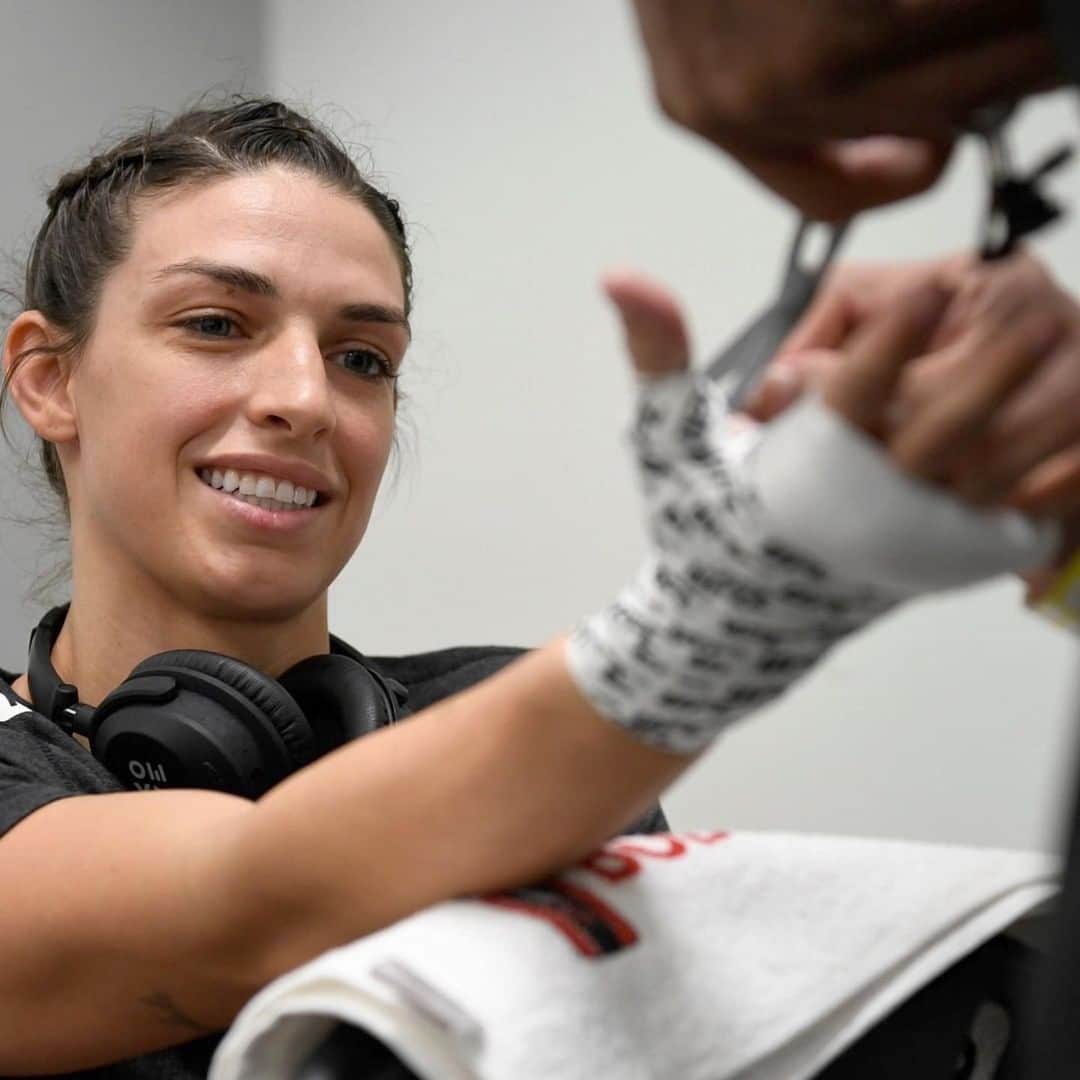 マッケンジー・ダーンのインスタグラム：「Can’t wait to get back in there!  Who do you guys want to see me fight? • • •  Mal posso esperar para lutar novamente!! Contra quem vcs gostariam que eu lutasse?  @ufc @ufc_brasil」