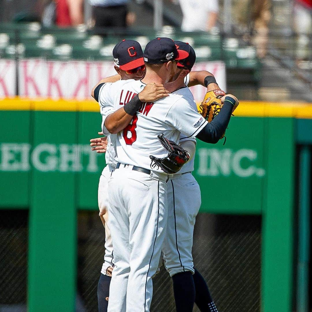 クリーブランド・インディアンスさんのインスタグラム写真 - (クリーブランド・インディアンスInstagram)「Virtual and socially distanced hugs and high fives to everyone today because BASEBALL IS BACK!」6月25日 0時55分 - cleguardians