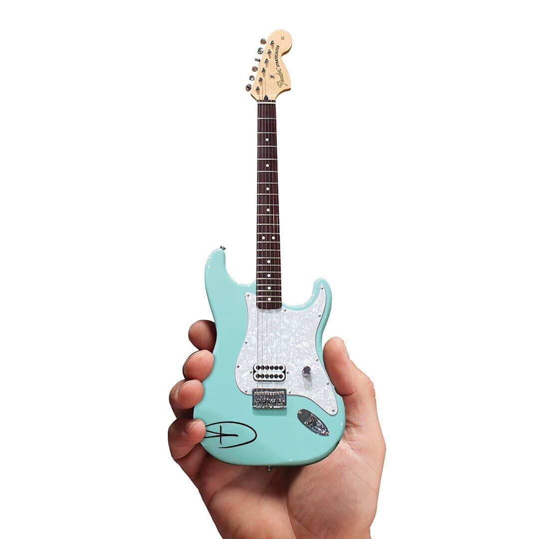 トム・デロングさんのインスタグラム写真 - (トム・デロングInstagram)「NEW: Exclusive Signed Surf Green Fender™️ Stratocaster Miniaturized Replica www.ToTheStars.Media」6月25日 0時56分 - tomdelonge