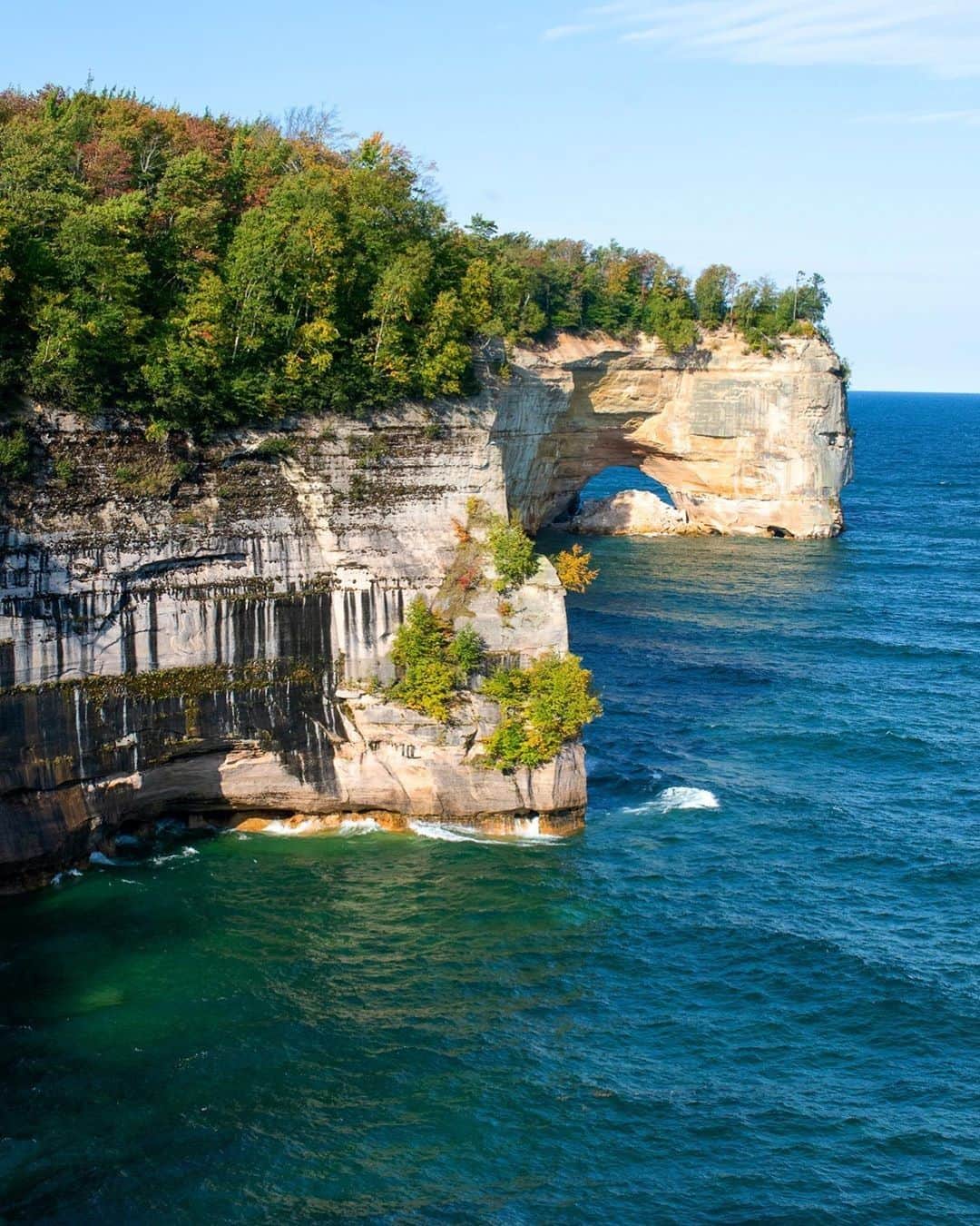 Visit The USAさんのインスタグラム写真 - (Visit The USAInstagram)「Pictured Rocks National Lakeshore hugs the south shore of Lake Superior in Michigan’s Upper Peninsula. It's known for the dramatic multicolored Pictured Rocks cliffs and unusual sandstone formations! Did you know that Michigan looked like this? Let us know what you think in the comments! 📷: @kaityinthesky  #VisitTheUSA」6月25日 1時00分 - visittheusa