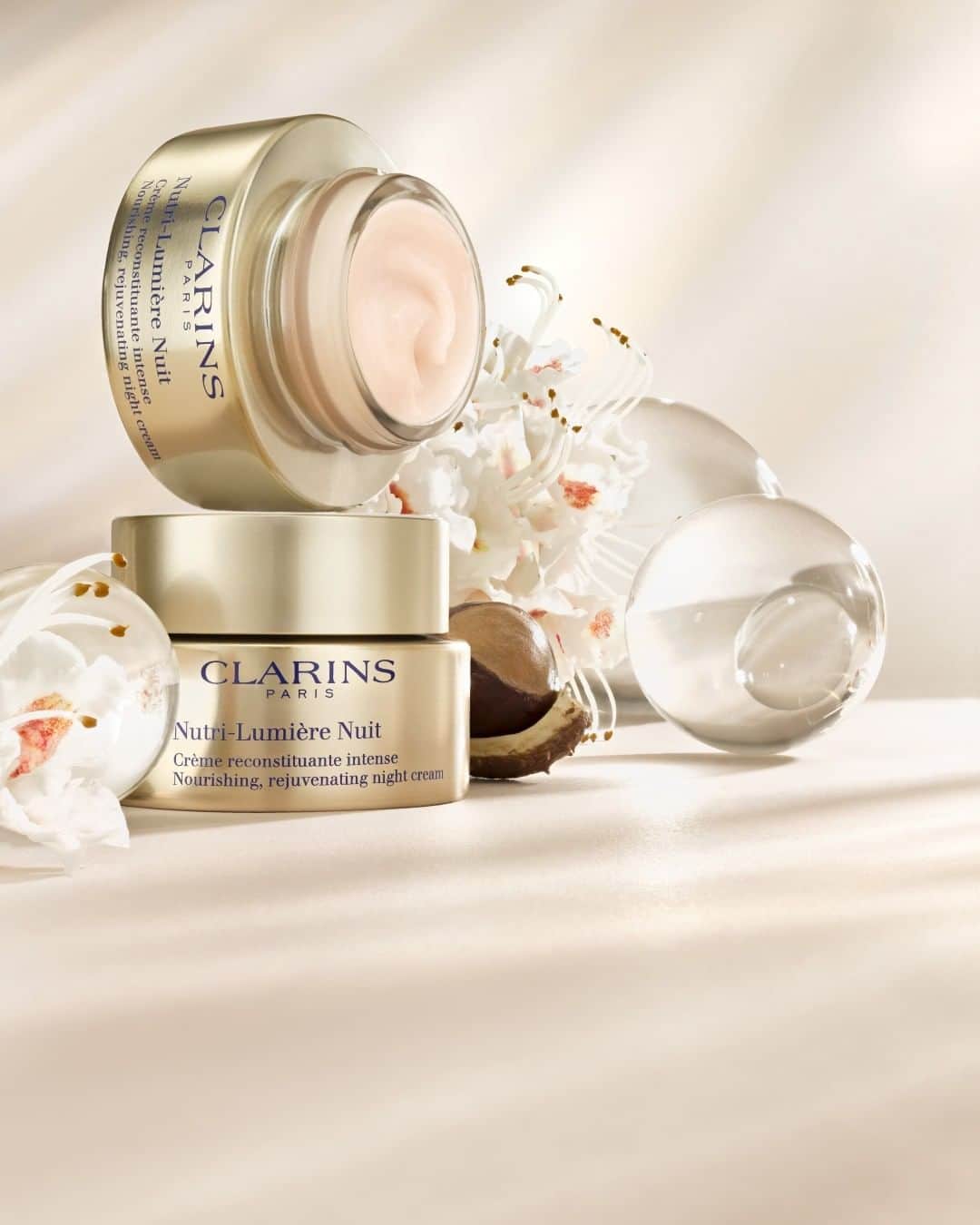 ClarinsUKさんのインスタグラム写真 - (ClarinsUKInstagram)「Do you use a night cream? 🌙  Nutri-Lumière Night Cream comforts the skin with an sensorial touch and infusing formula, perfect for revitalising and nourishing your skin making it glow.  #NutriLumiere #Clarins #ClarinsSkinCare #NightCream」6月25日 1時05分 - clarinsuk