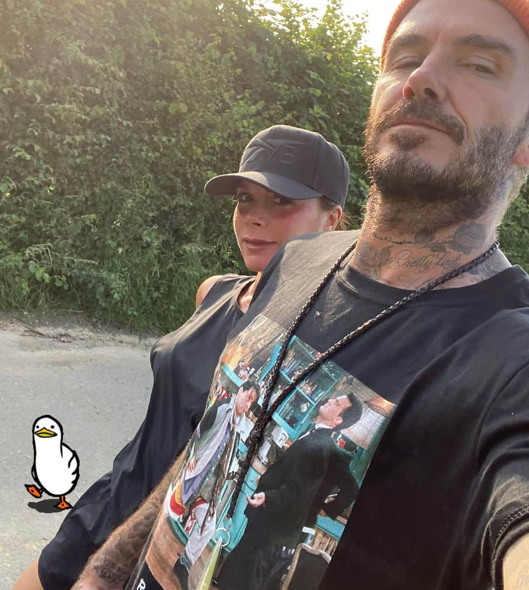 デビッド・ベッカムさんのインスタグラム写真 - (デビッド・ベッカムInstagram)「Afternoon walk ♥️ @victoriabeckham」6月25日 1時15分 - davidbeckham